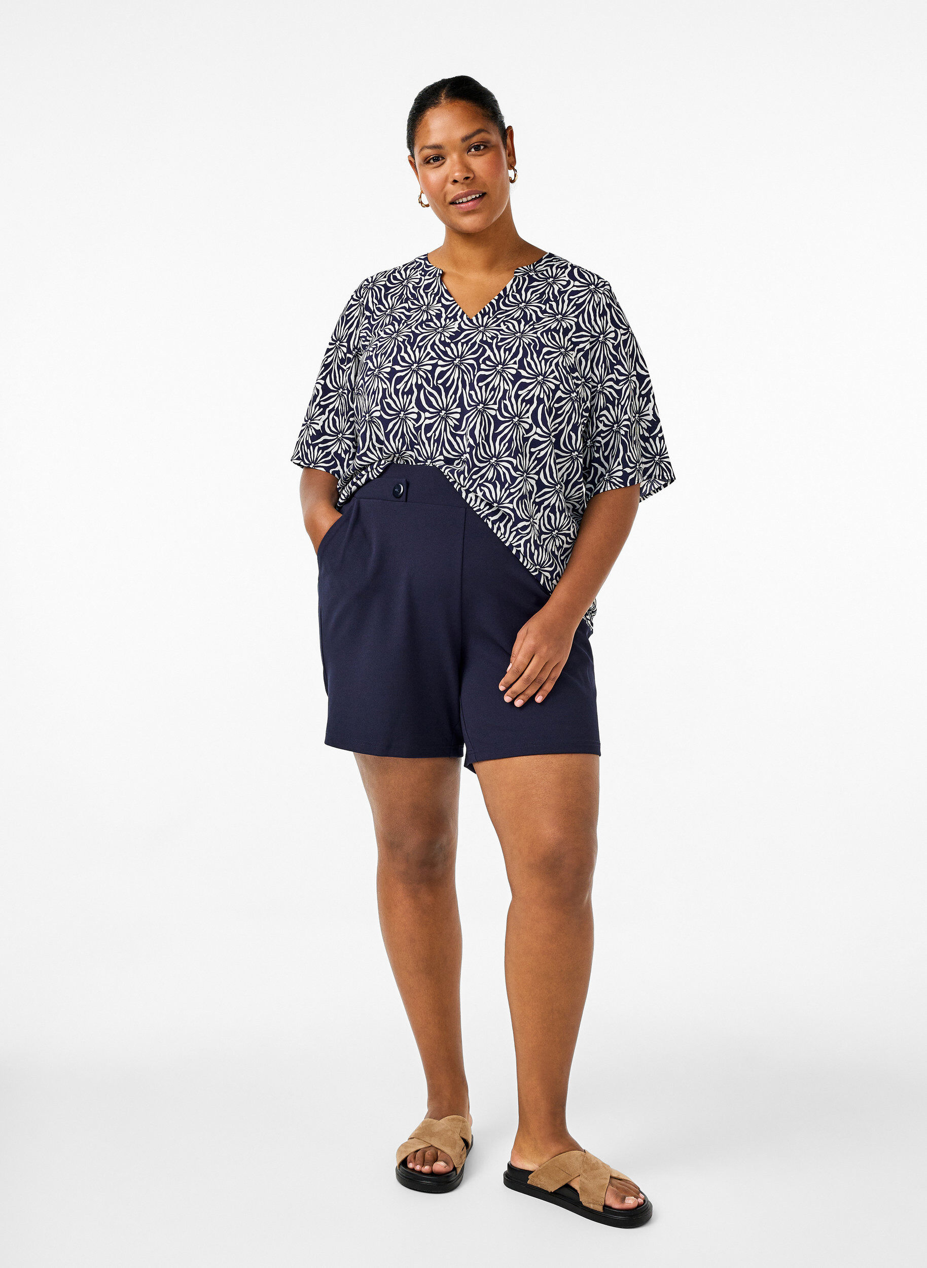 Zizzi Chemisier &agrave; col en V avec imprim&eacute; floral, White Blue Flower, Model image number 2