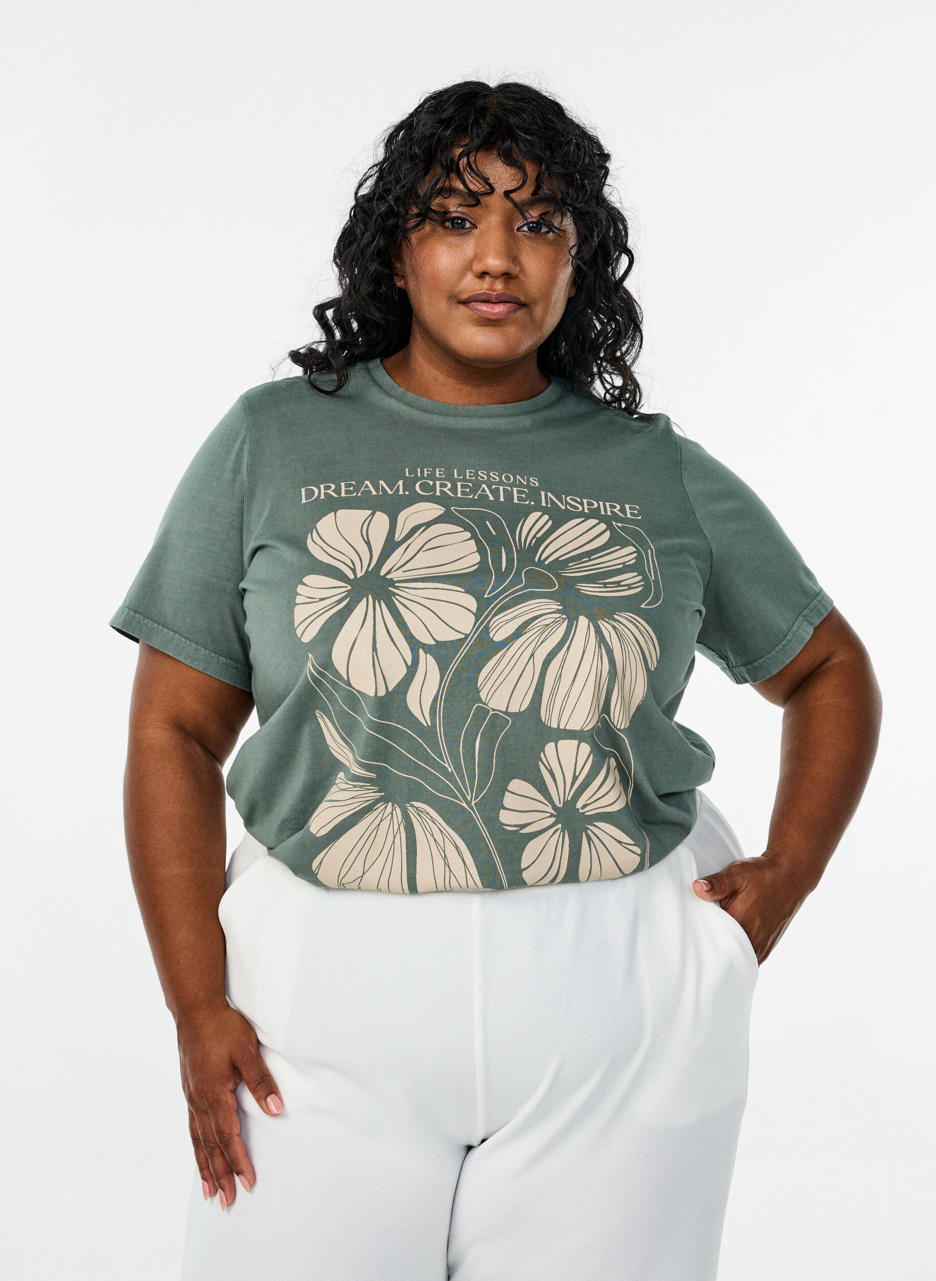 Zizzi T-shirt en coton bio, &agrave; texte et &agrave; imprim&eacute; floral, Vert, Model image number 0