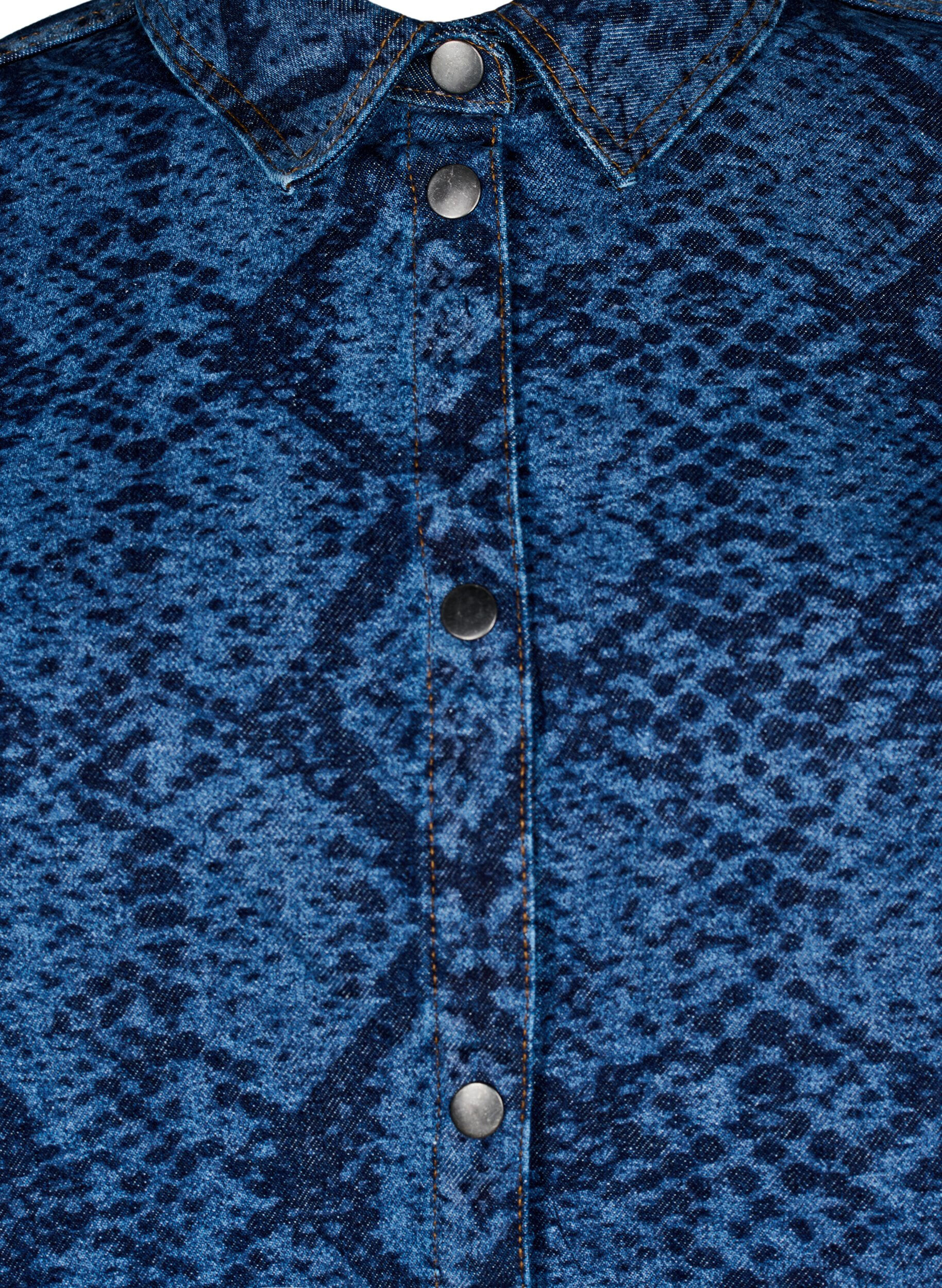 Zizzi Chemise en jean ample &agrave; imprim&eacute; serpent, Bleu, Packshot image number 2