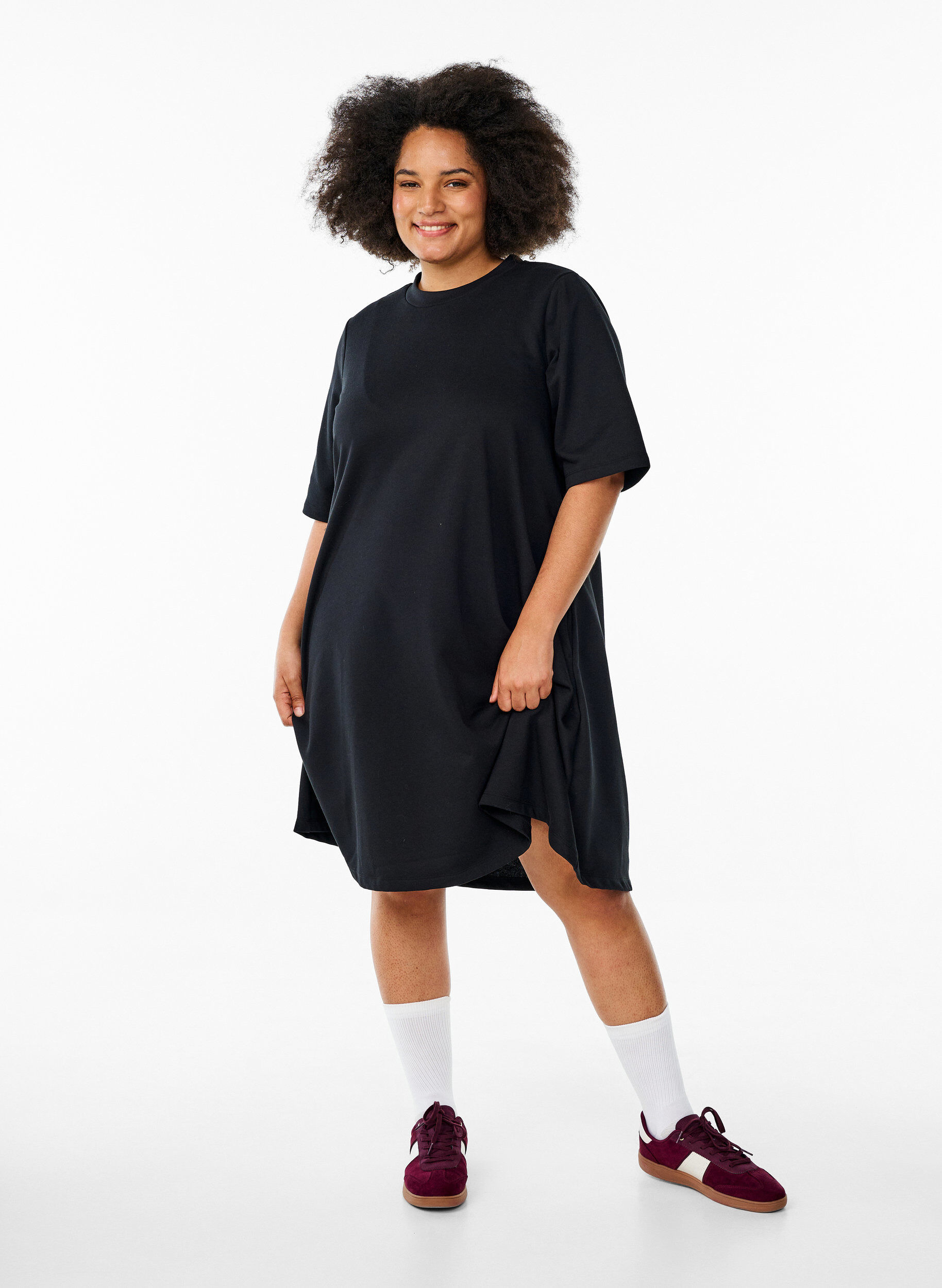 Zizzi Robe en jersey longueur genou avec poches et coupe &eacute;vas&eacute;e, Noir, Model image number 3