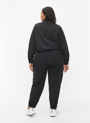 Pantalon cargo avec coutures contrastées, Black, Model image number 1