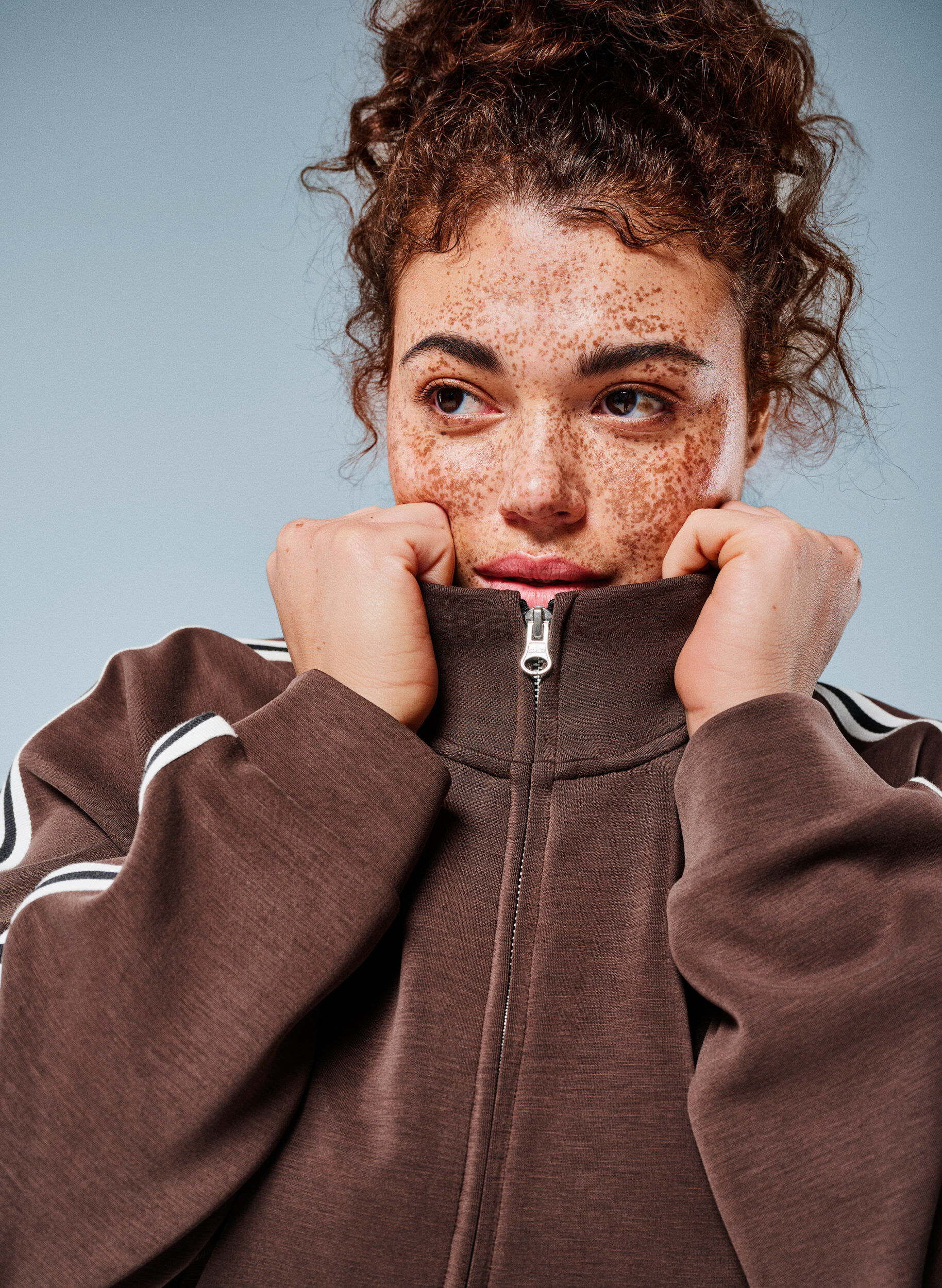 Haut de sport &agrave; col montant avec des rayures sur les manches