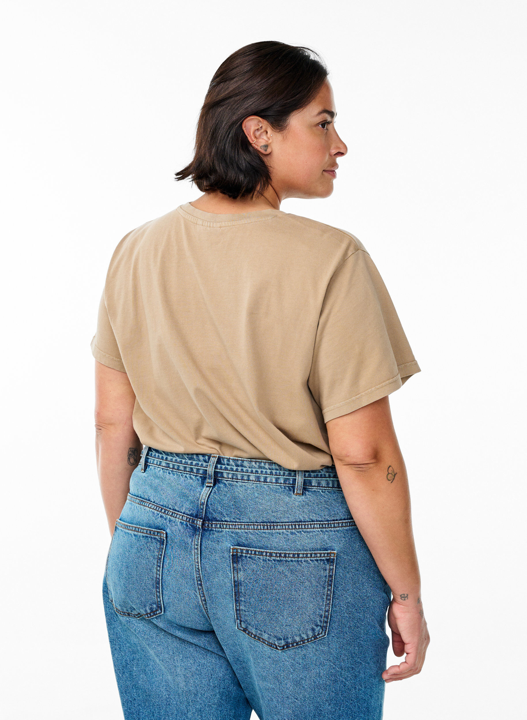 Zizzi T-shirt en coton biologique avec des strass et un motif de papillon, Camel, Model image number 2