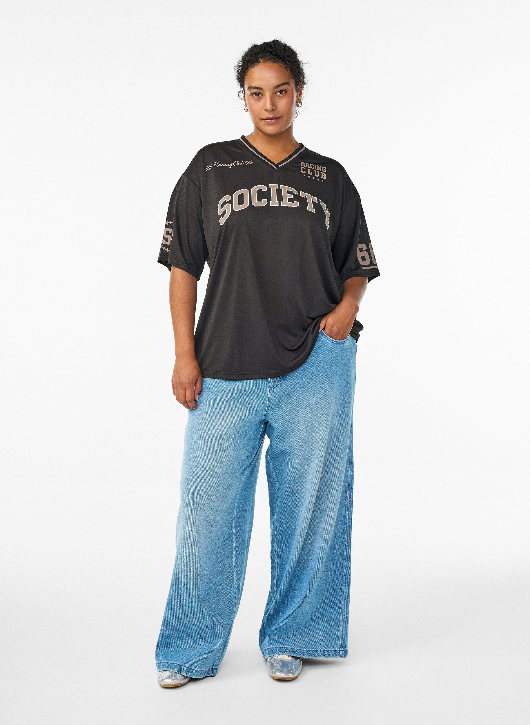 Zizzi T-shirt sport avec col en V et imprim&eacute; course, Noir, Model image number 1