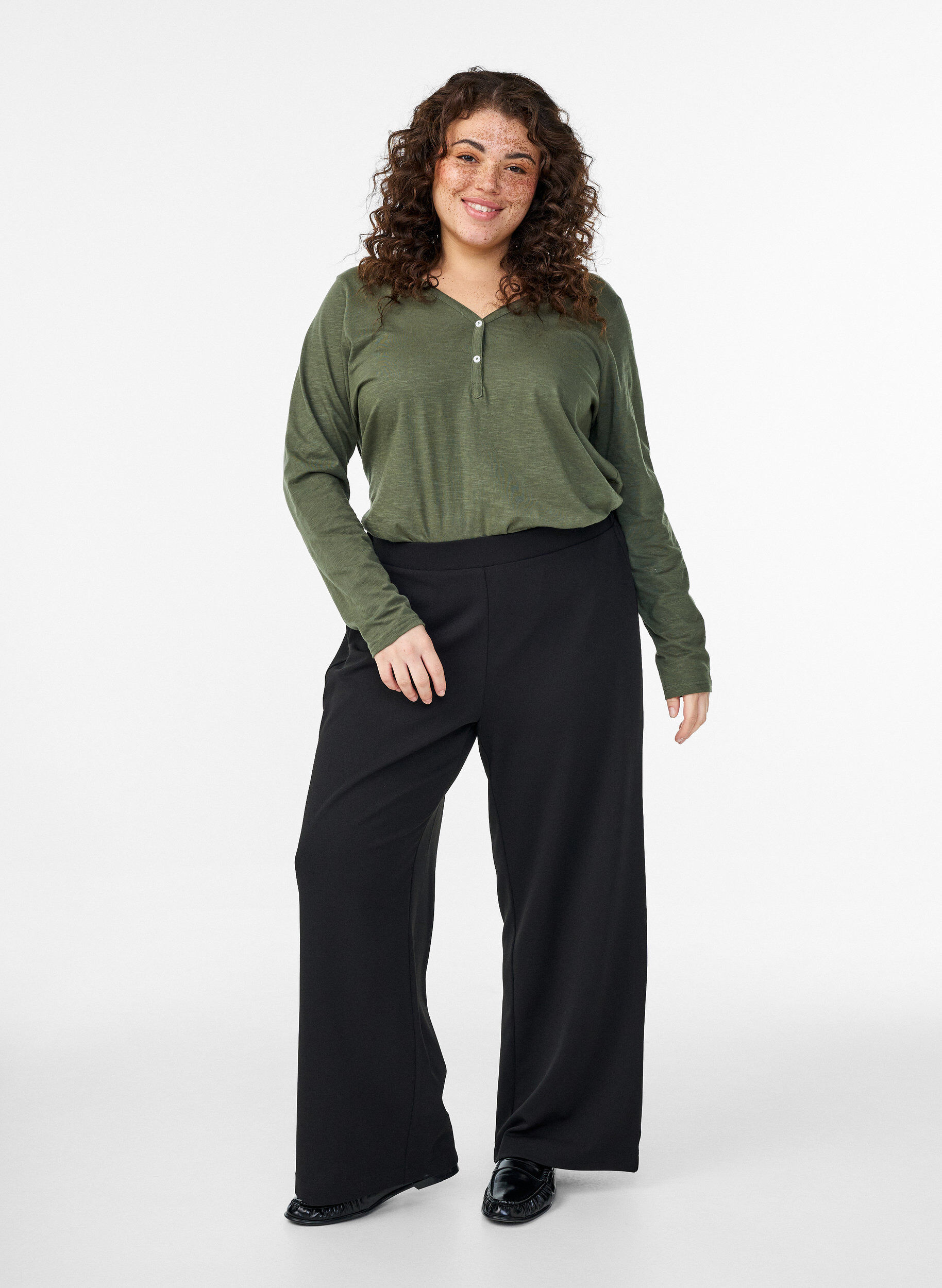 Zizzi FLASH - T-shirt &agrave; manches longues avec col V et boutons, Vert, Model image number 1