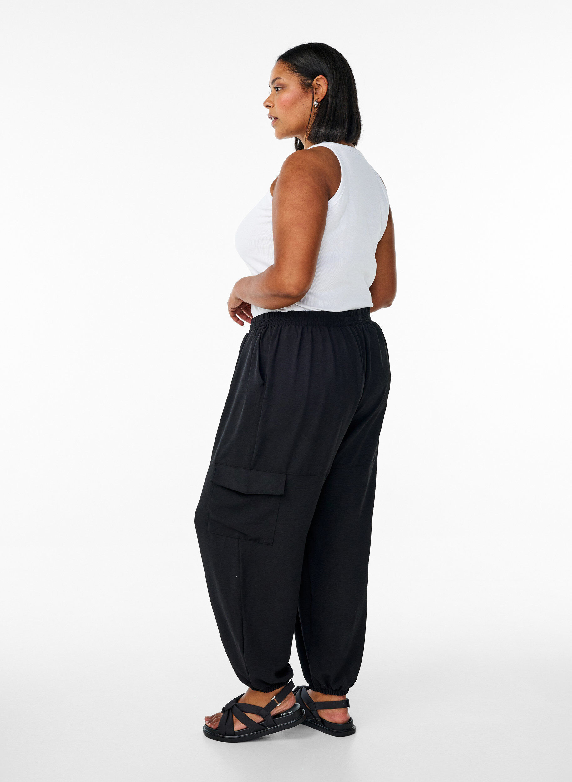 Zizzi Pantalon harem avec poches cargo et taille &eacute;lastiqu&eacute;e, Noir, Model image number 1