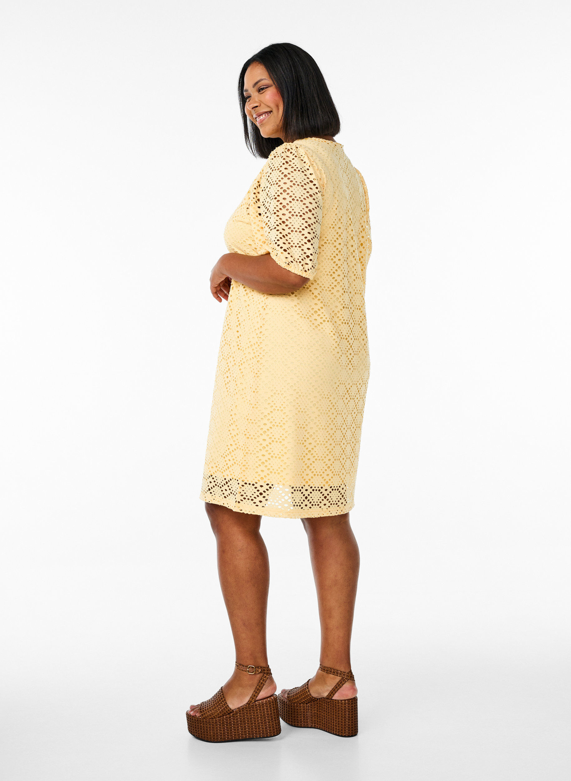 Zizzi Robe mi-longue avec motif ajour&eacute; et manches courtes, Jaune clair, Model image number 2