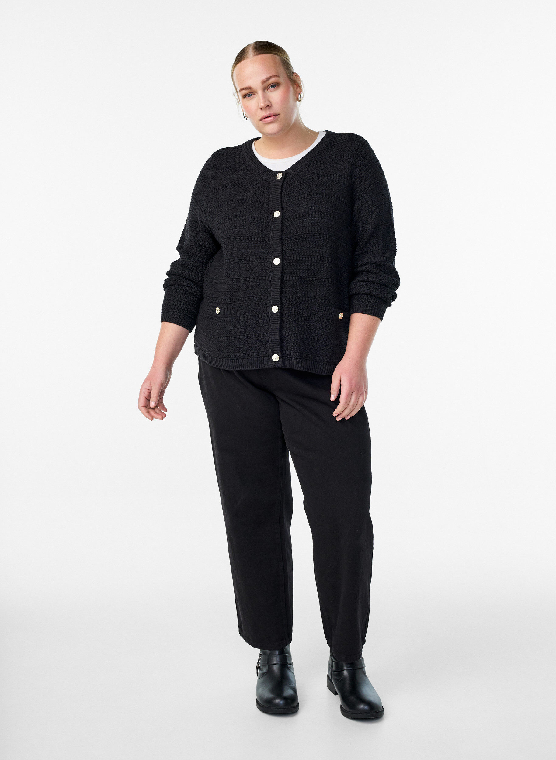 Zizzi Gilet en maille structur&eacute;e avec boutons d&eacute;coratifs, Noir, Model image number 1