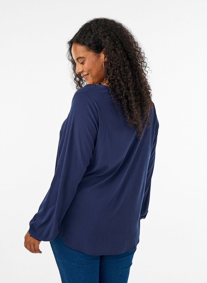 Blouse en viscose avec col en V et ourlet arrondi, Bleu, Model image number 2
