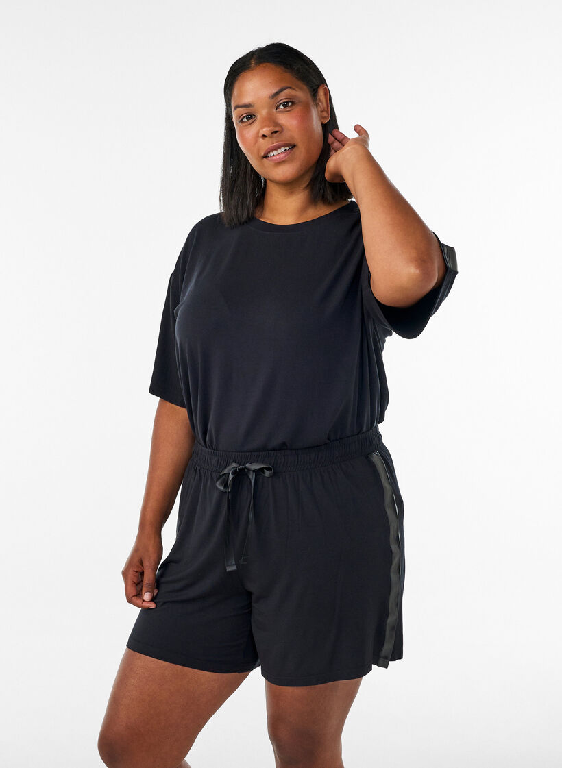Short de pyjama en modal avec bande contrastante, Noir, Model image number 0
