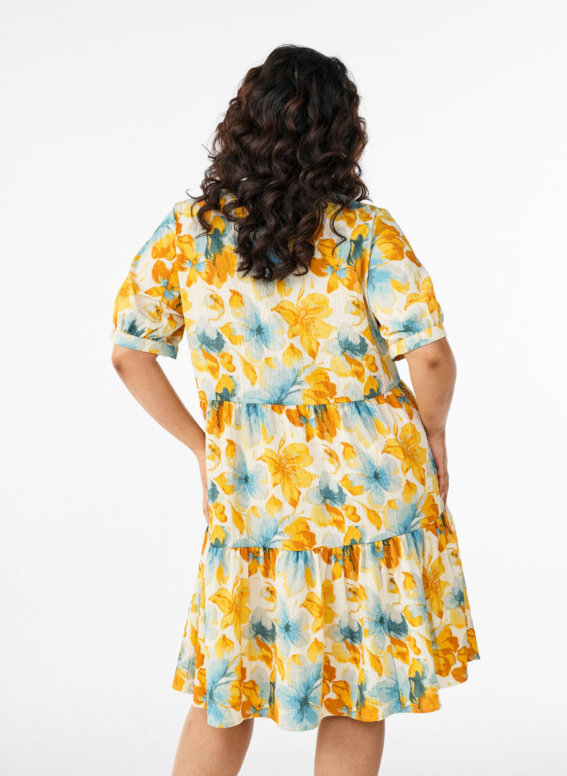 Robe courte &agrave; coupe &eacute;vas&eacute;e, Jaune, Model image number 2