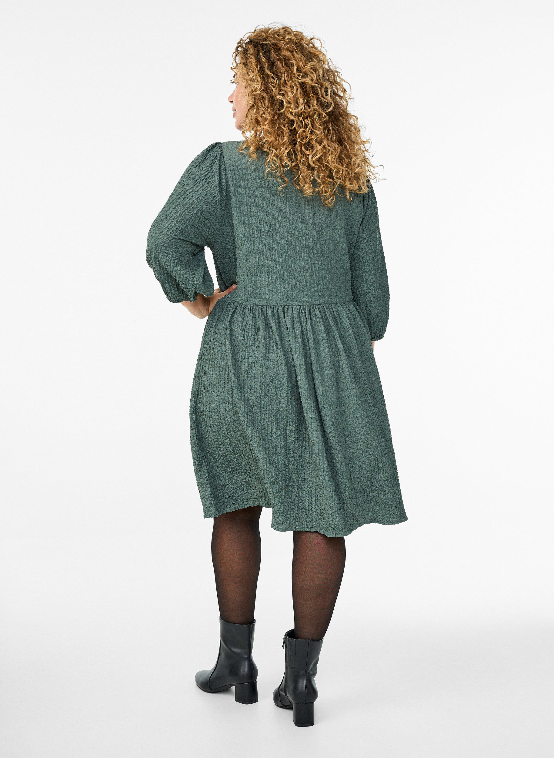 Zizzi FLASH - Robe courte textur&eacute;e &agrave; manches 3/4, Vert fonc&eacute;, Model image number 2