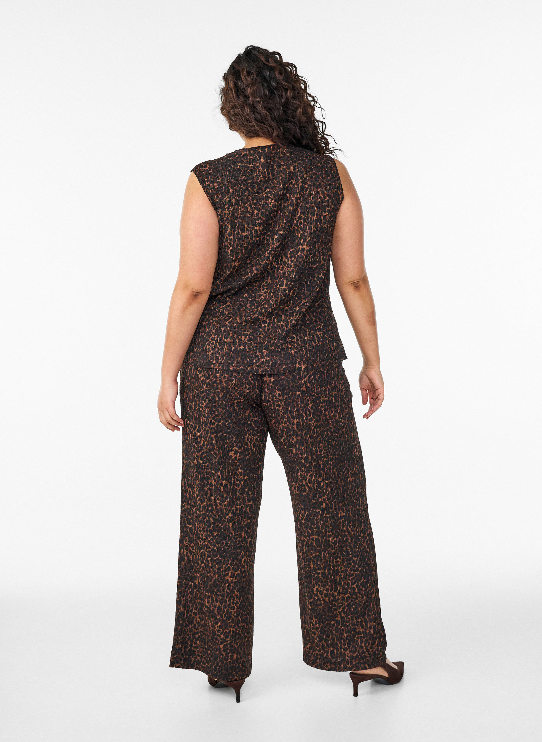 Zizzi Pantalon avec texture ondul&eacute;e, Marron, Model image number 1