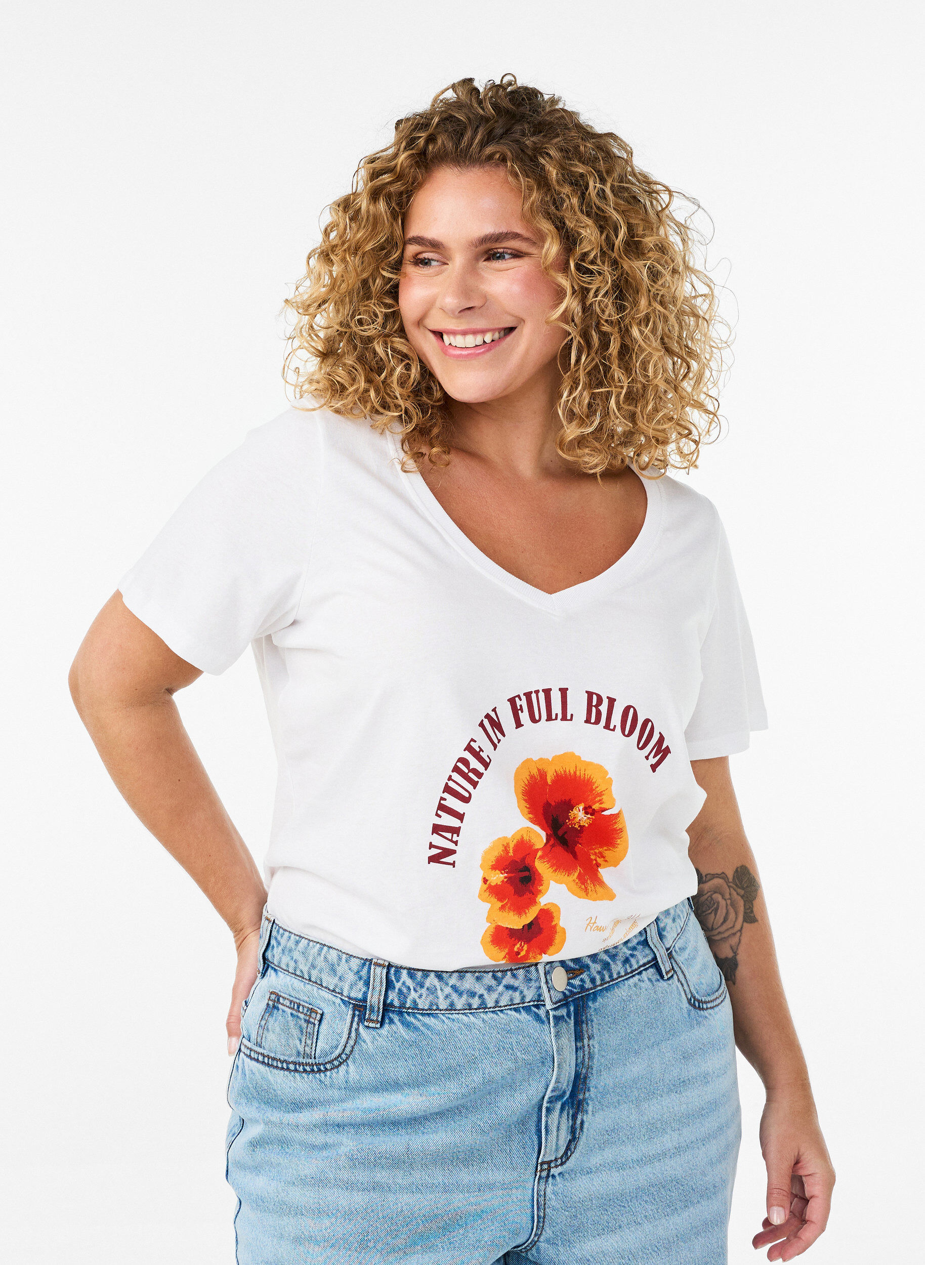 T-shirt en coton avec imprim&eacute; sur le devant et col en V, Blanc, Model
