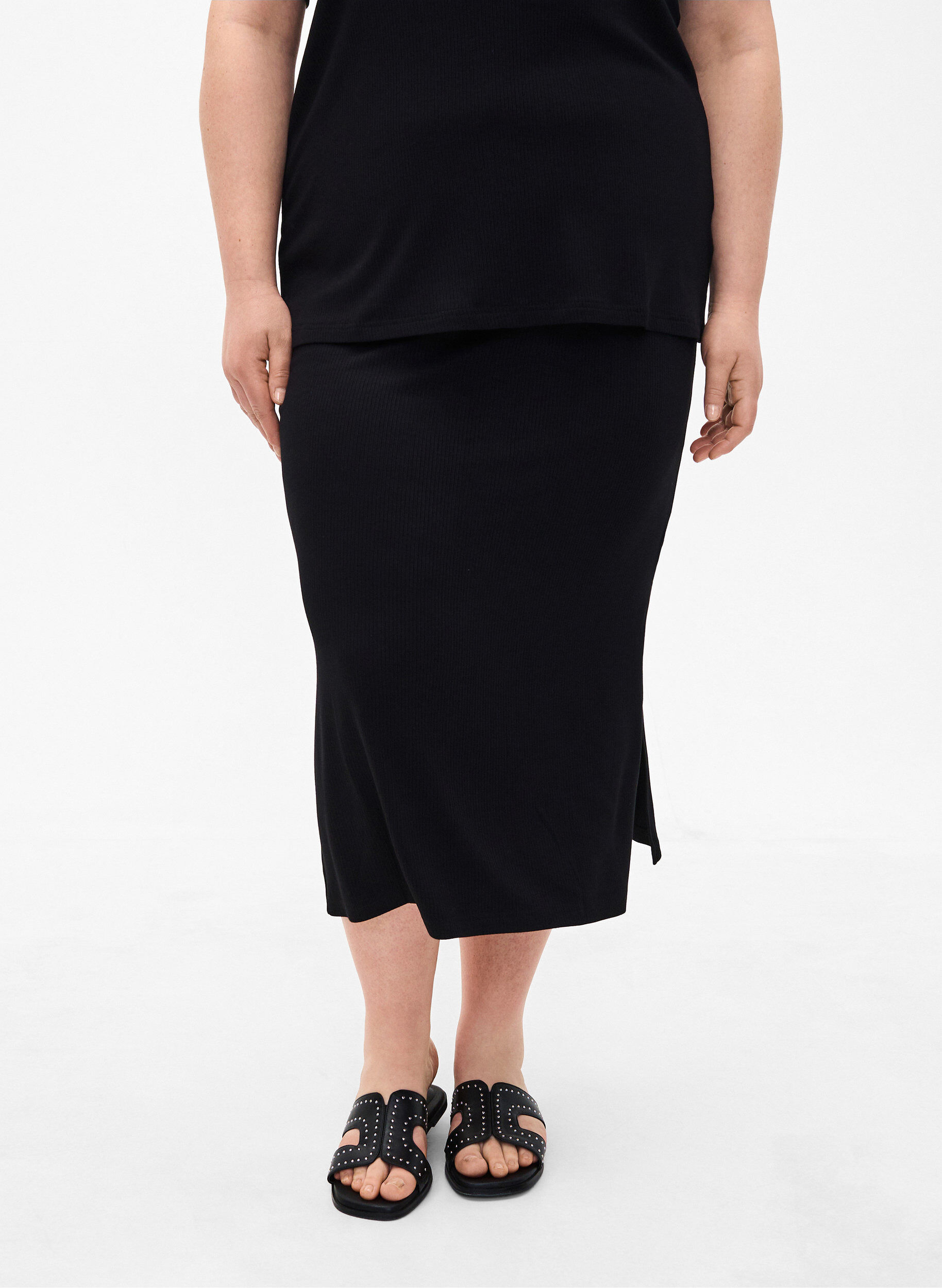 Zizzi Jupe midi ajust&eacute;e en viscose, Noir, Model image number 3