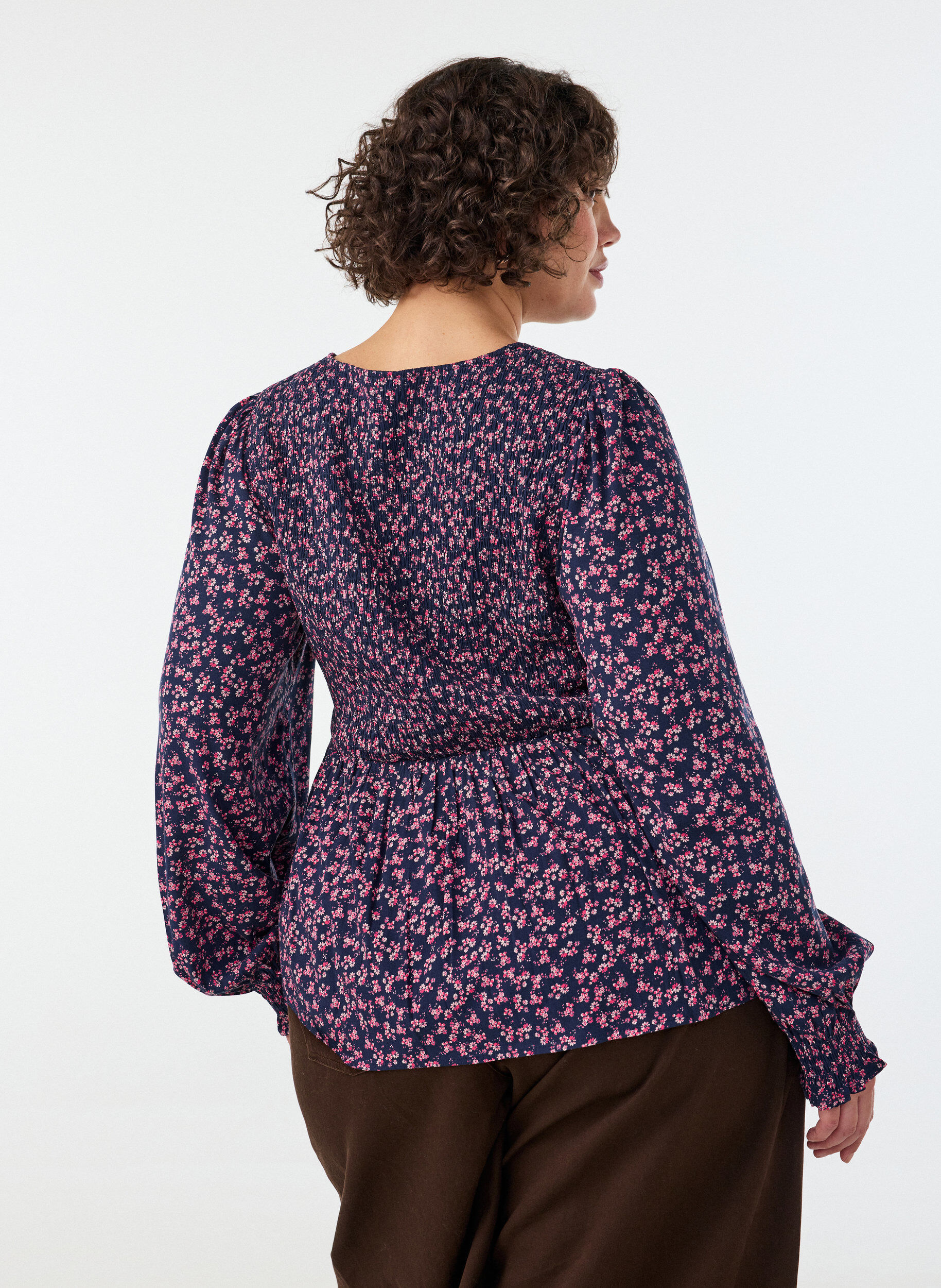 ZizziBlouse avec haut smock&eacute; et imprim&eacute; fleuri, Bleu, Model image number 1