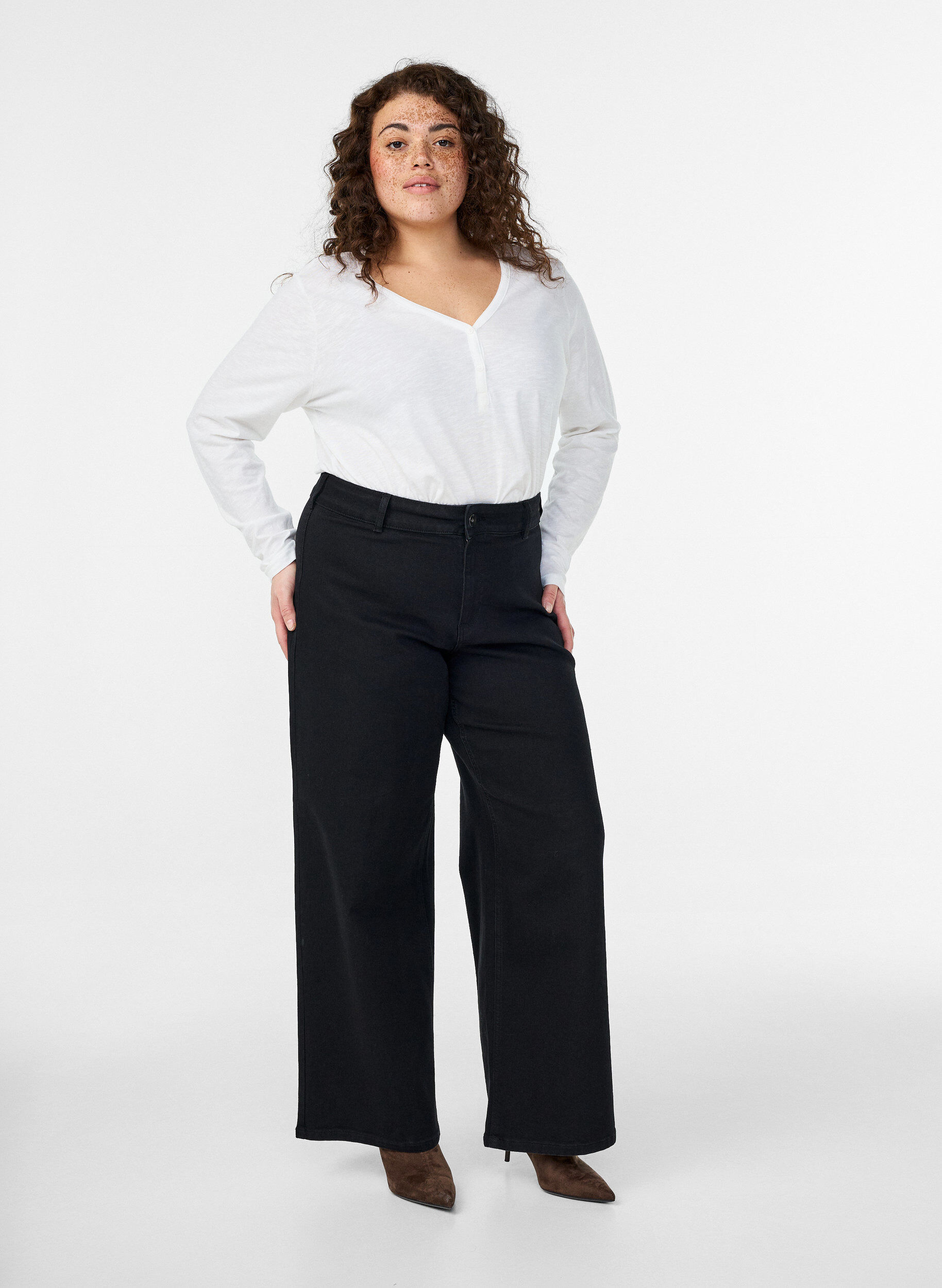 ZizziT-shirt &agrave; manches longues avec col V et boutons, Blanc, Model image number 1