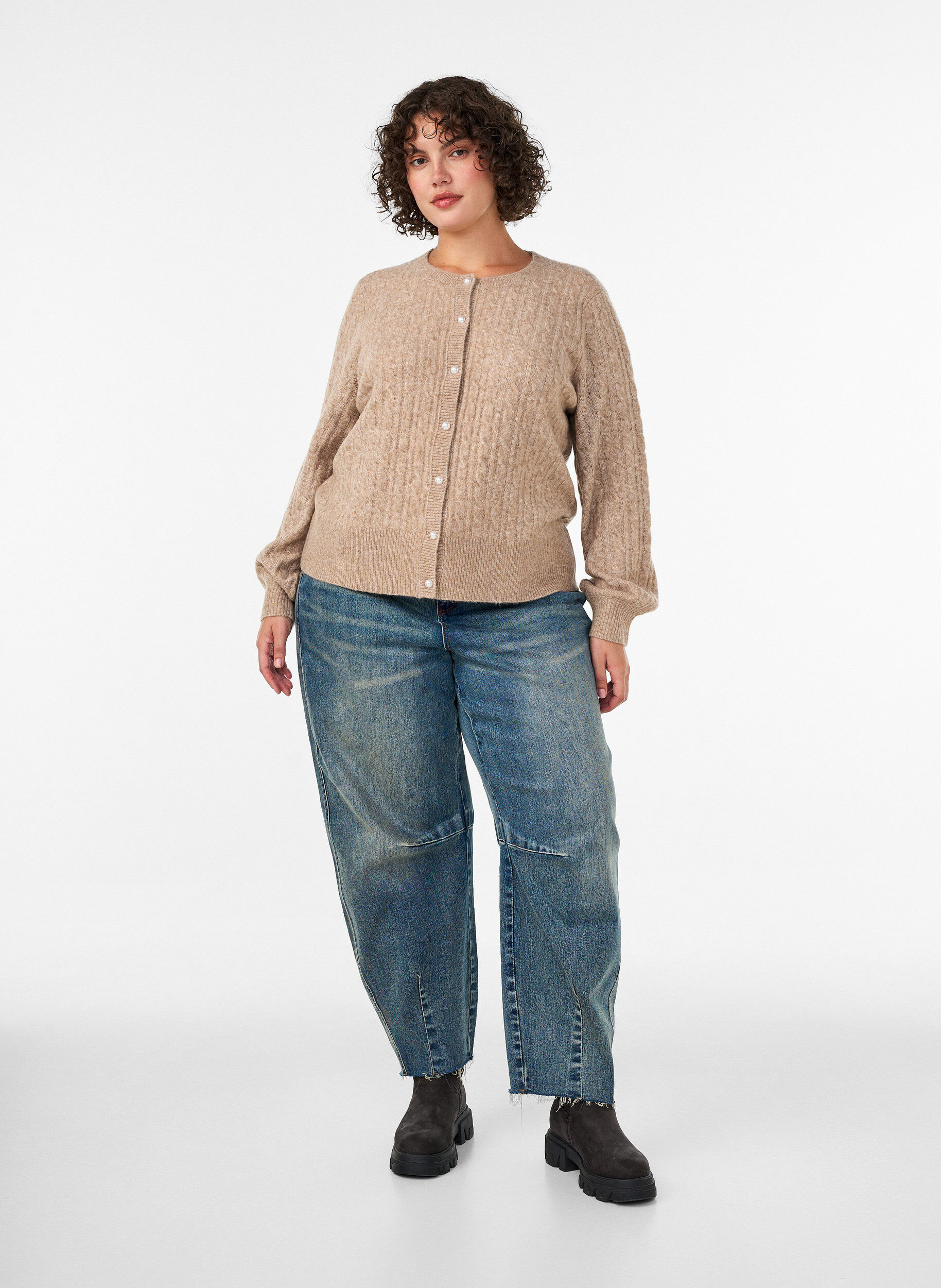 ZizziCardigan en maille torsad&eacute;e avec boutons nacr&eacute;s, Beige, Model image number 1
