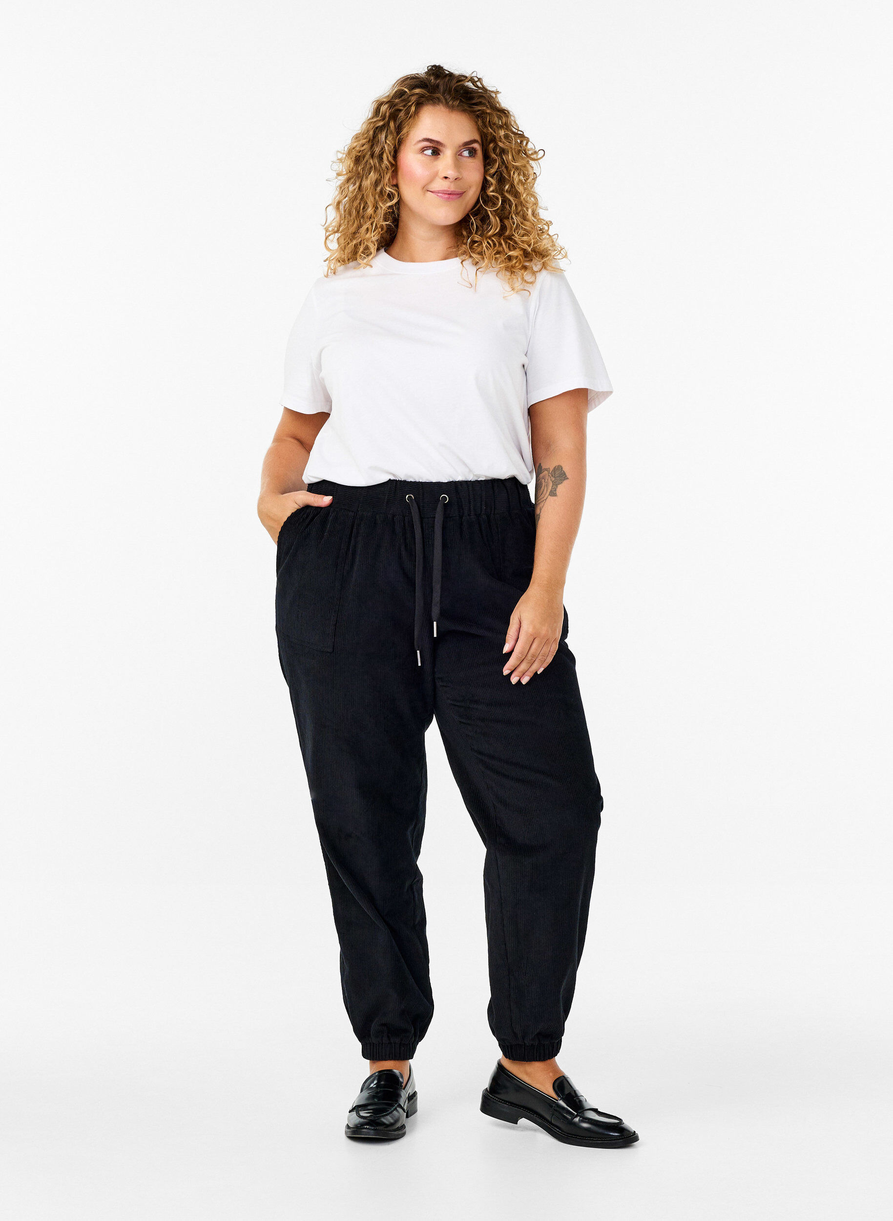 Pantalon en velours c&ocirc;tel&eacute; avec ceinture &eacute;lastique, Noir, Model