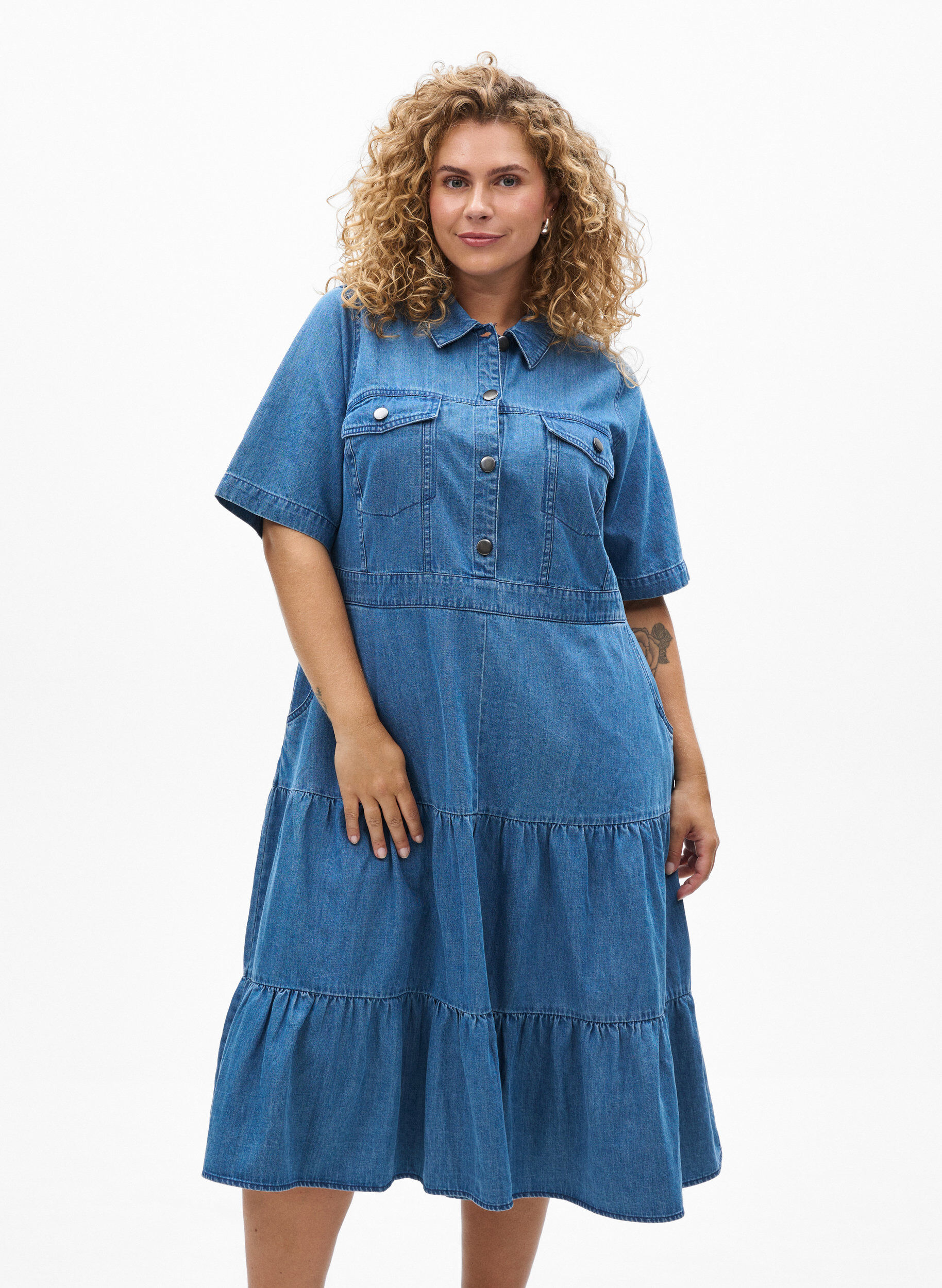 Robe midi en jean avec boutons et manches courtes, Bleu, Model