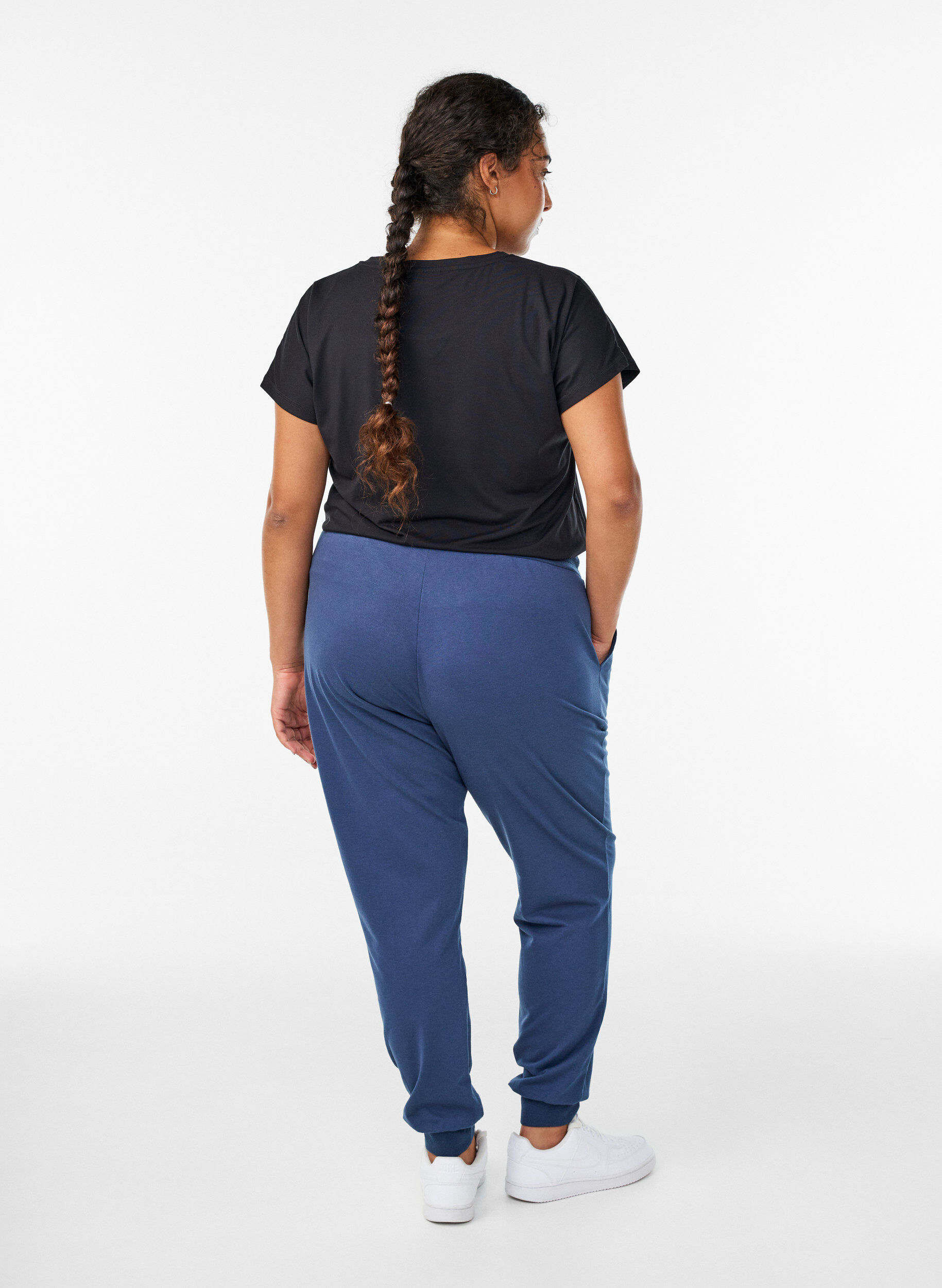 Zizzi Pantalon de surv&ecirc;tement ample avec poches, Bleu, Model image number 1