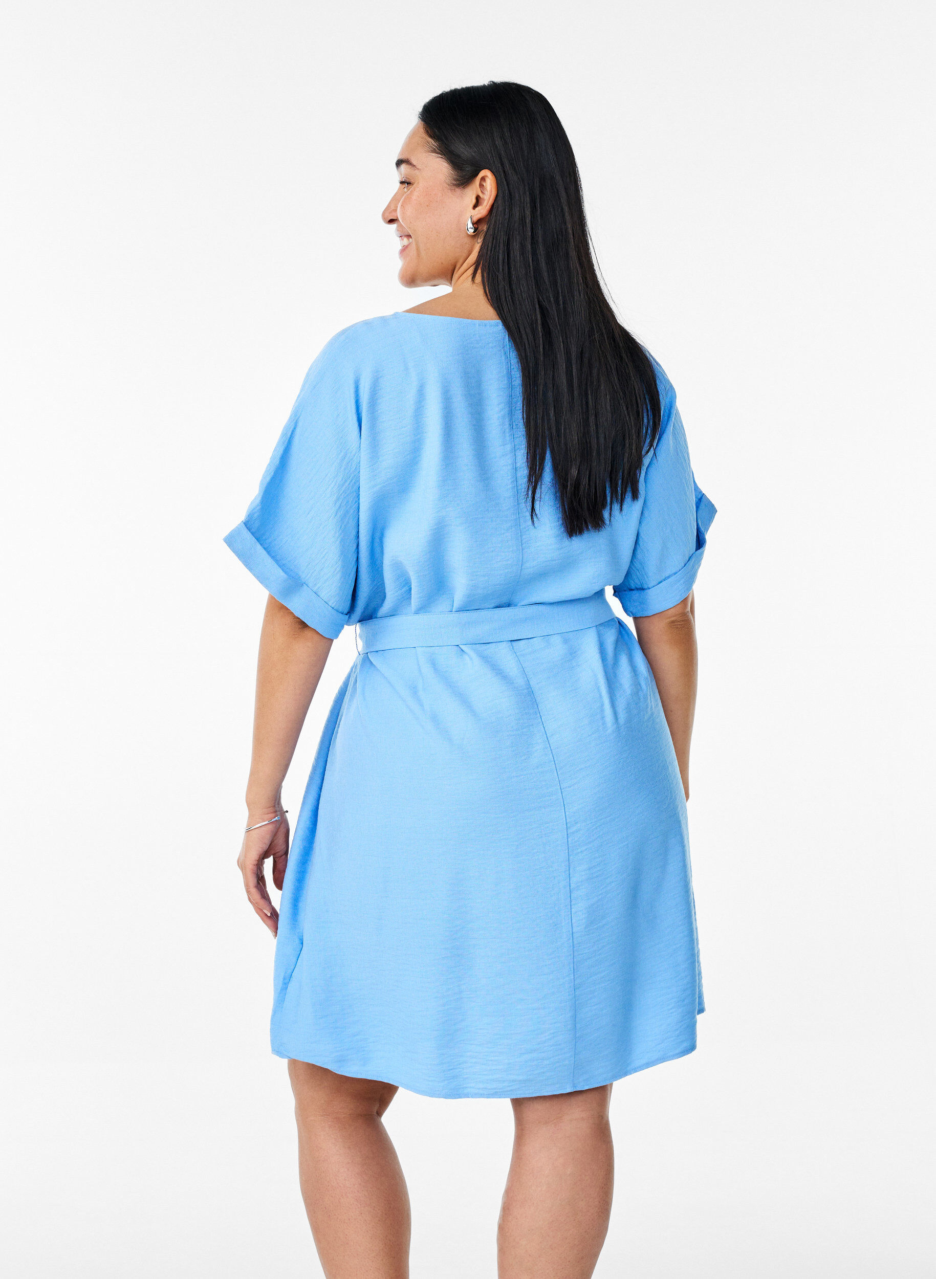 Zizzi Robe courte coupe ample avec ceinture &agrave; nouer, Bleu Clair, Model image number 2