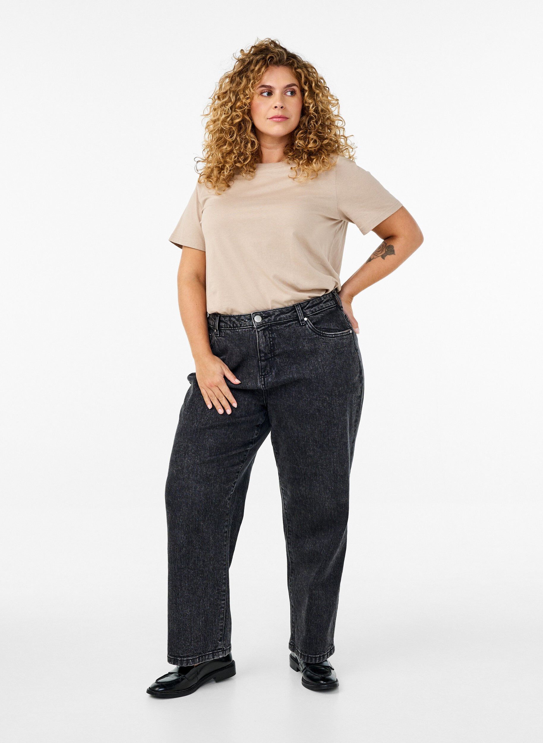 Zizzi T-shirt basique en coton &agrave; col rond, Beige, Model image number 1