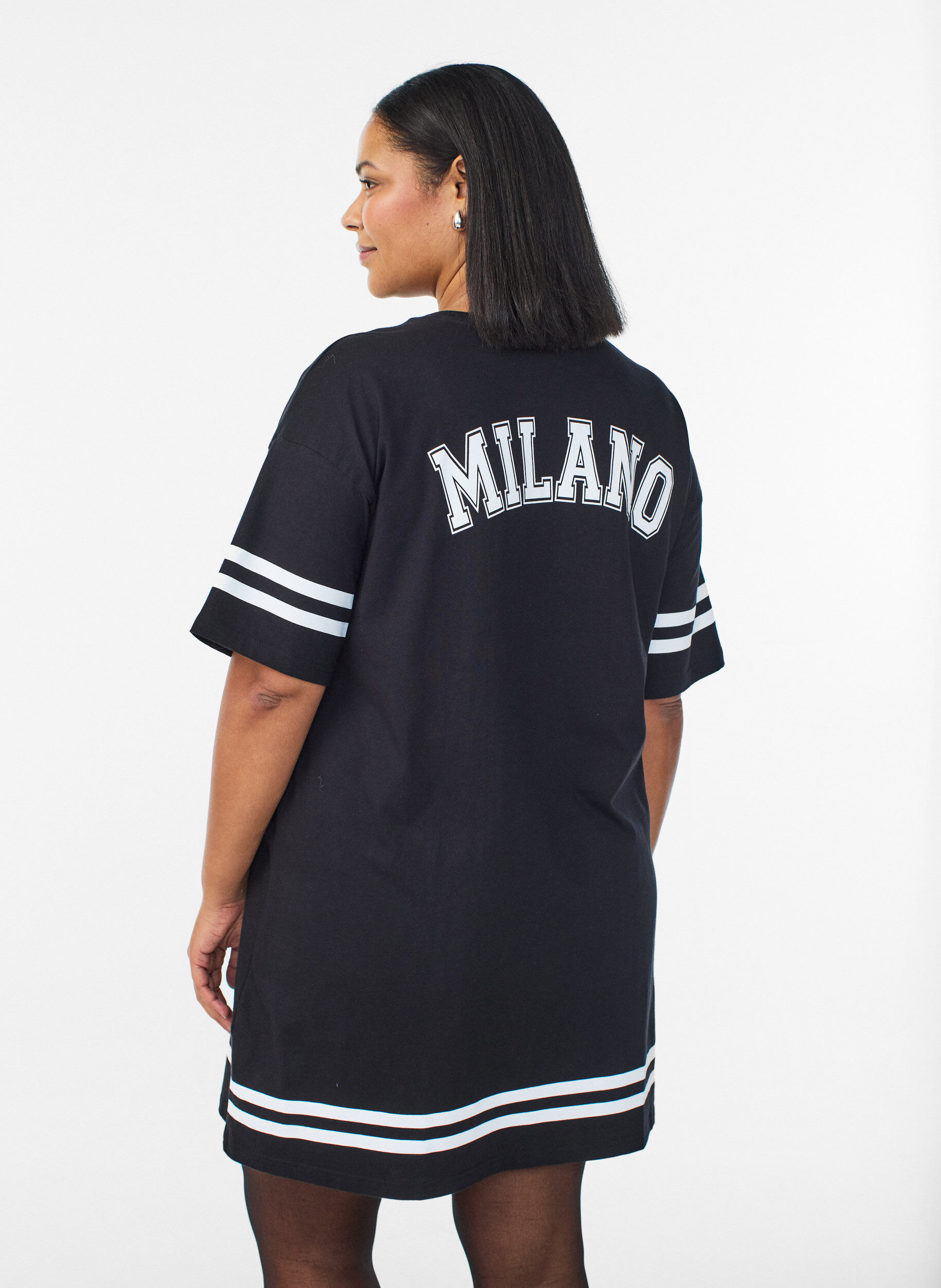 Zizzi Robe T-shirt courte avec d&eacute;tails sportifs, Noir, Model image number 2