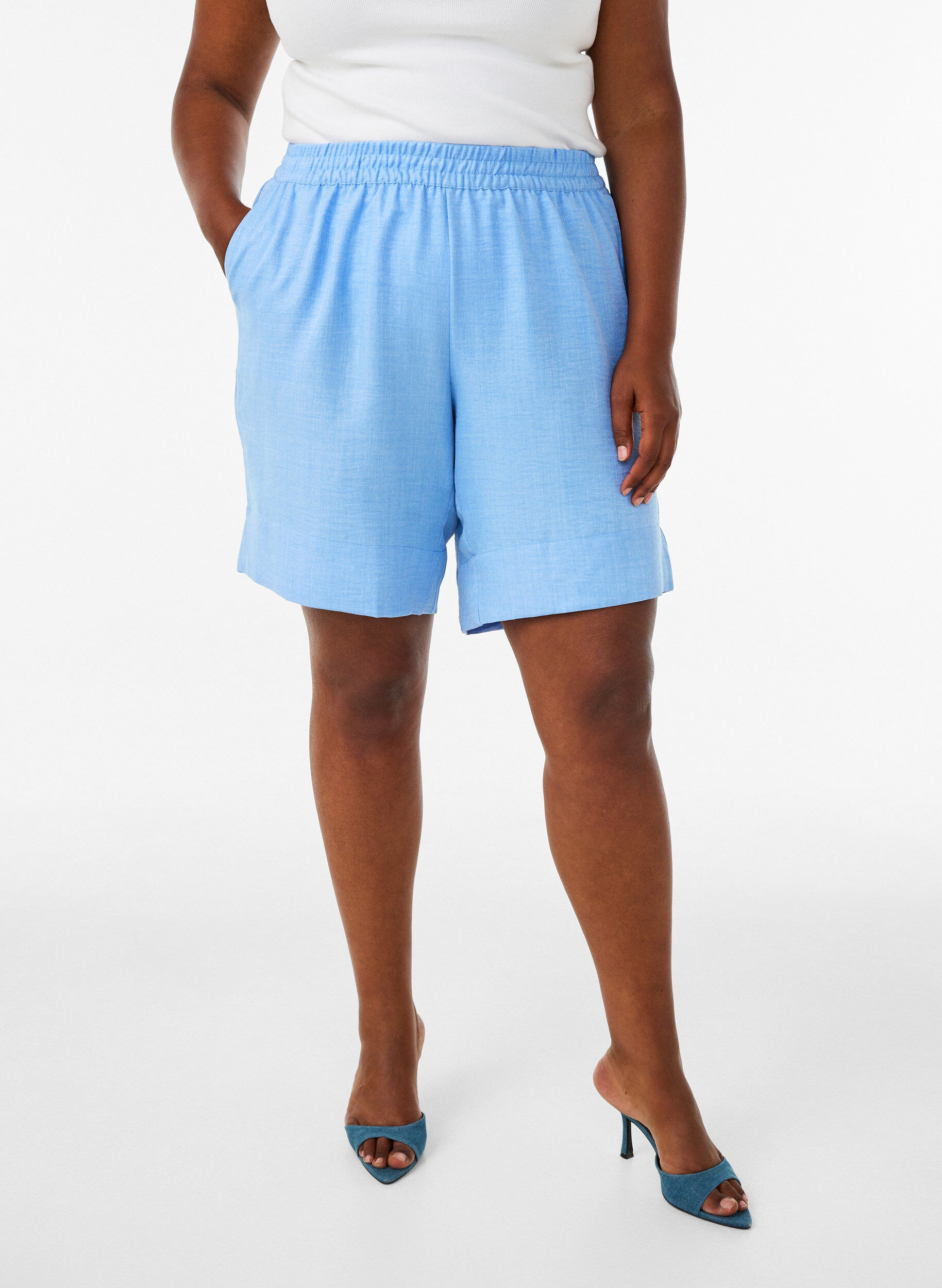Short avec poches et taille haute, Bleu Clair, Model