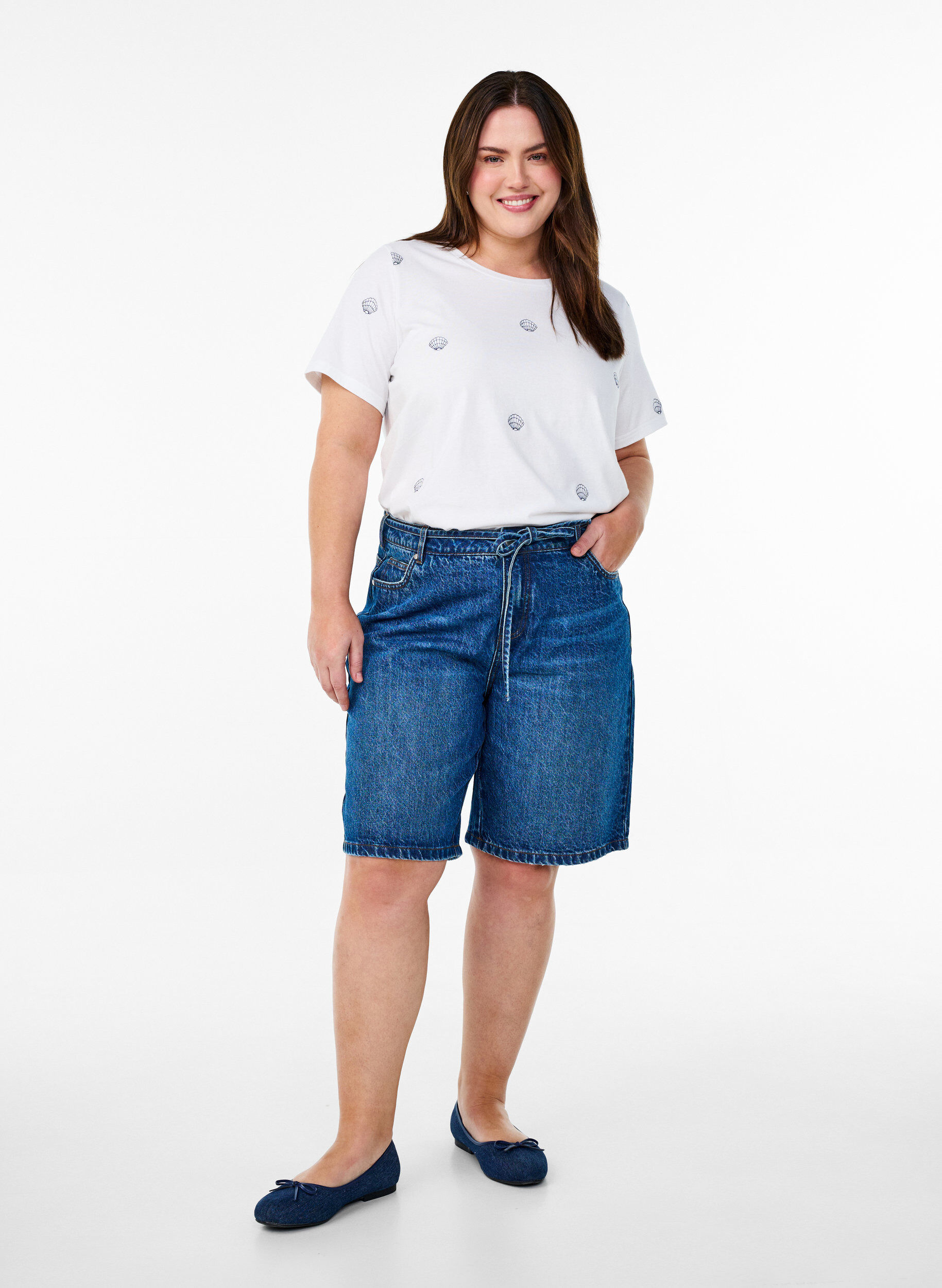 Zizzi T-shirt en coton biologique avec motifs brod&eacute;s, Blanc, Model image number 1