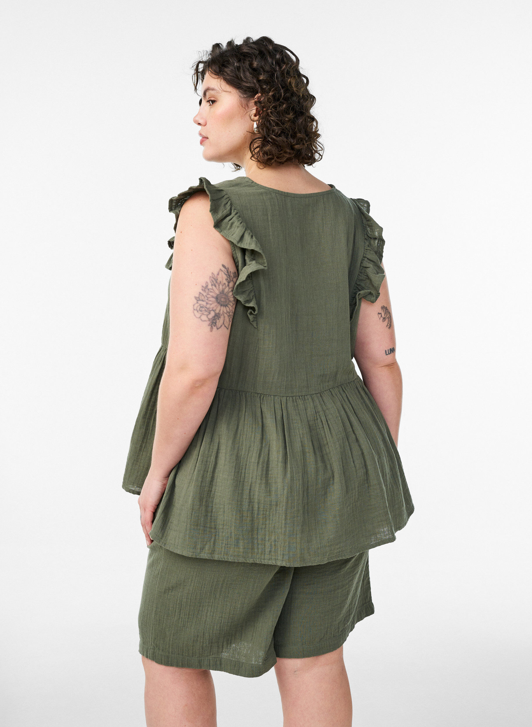 Zizzi Short ample en mousseline de coton taille haute, Vert, Model image number 2