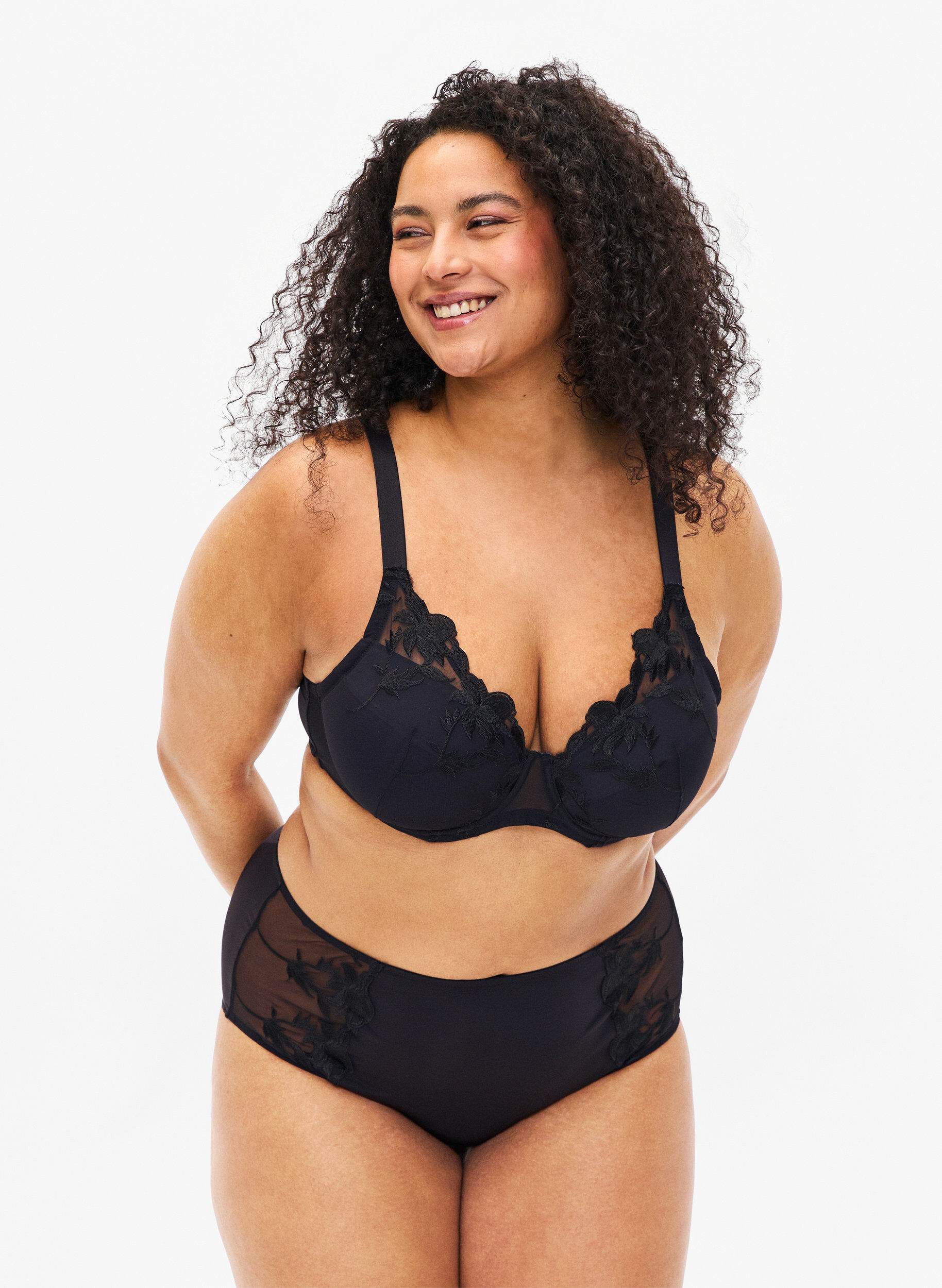 Zizzi Slip hipster avec broderie et taille r&eacute;guli&egrave;re, Black, Model image number 0