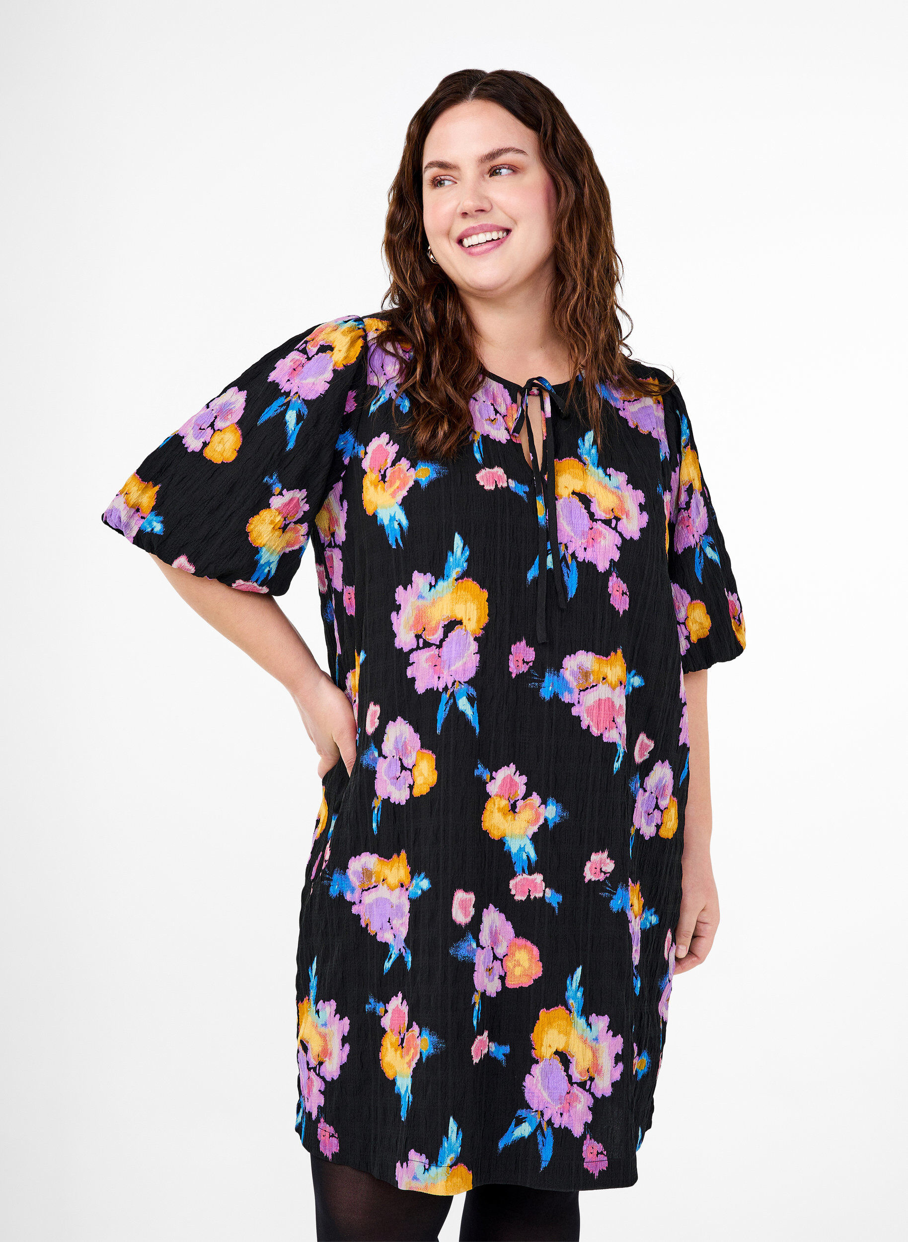 Zizzi Robe &agrave; manches courtes bouffantes et &agrave; imprim&eacute; floral, Noir, Model image number 0