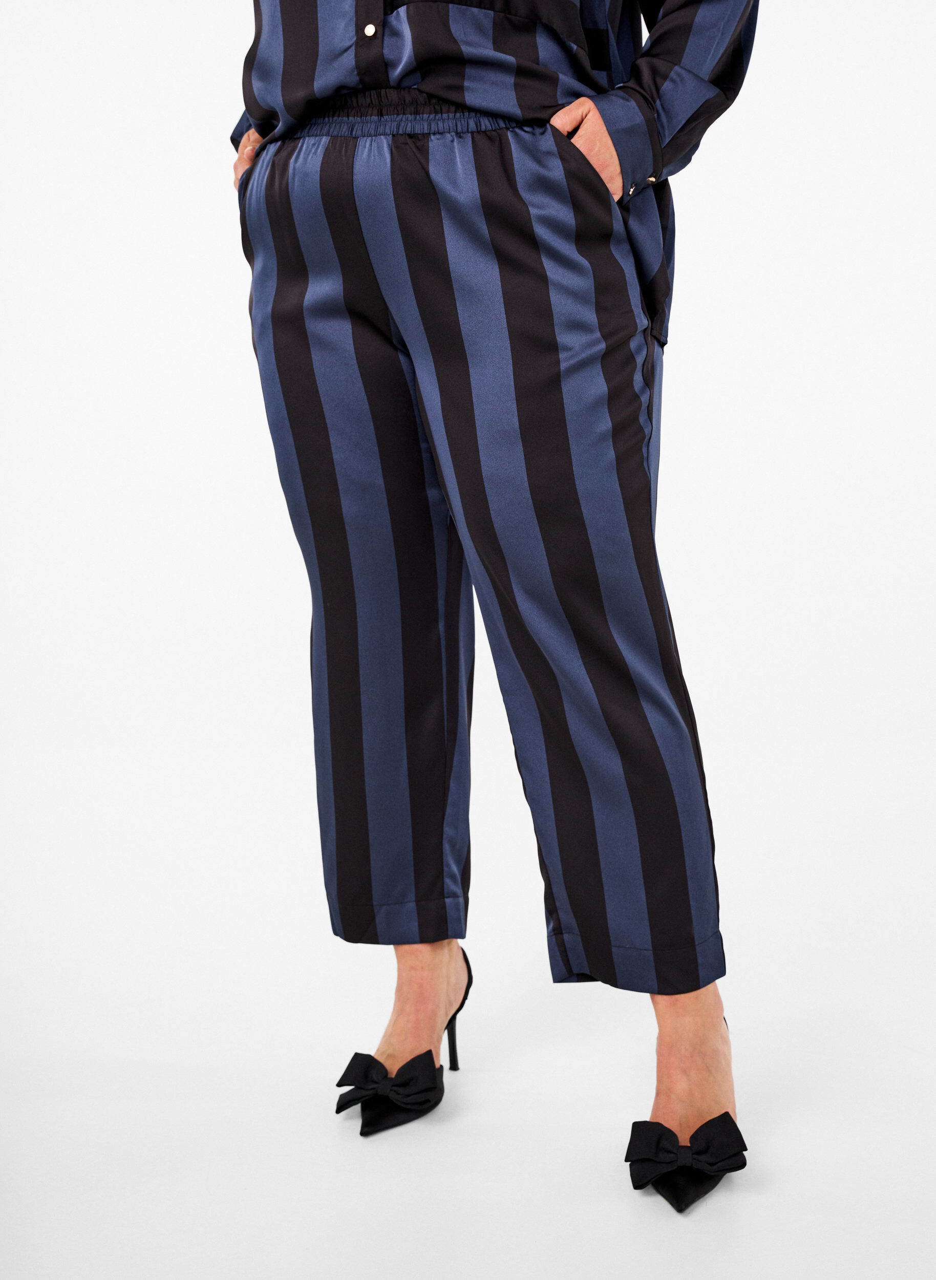 Zizzi Pantalon court &agrave; rayures, Bleu, Model image number 2