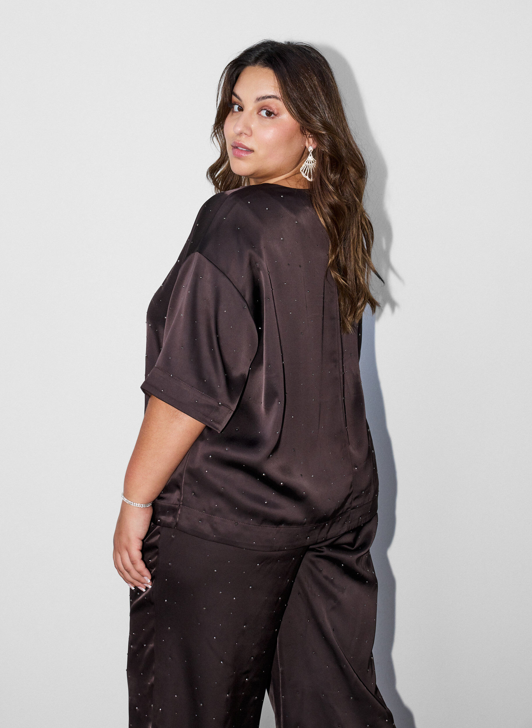 ZizziBlouse en satin avec strass et manches au coude, Marron, Model image number 2