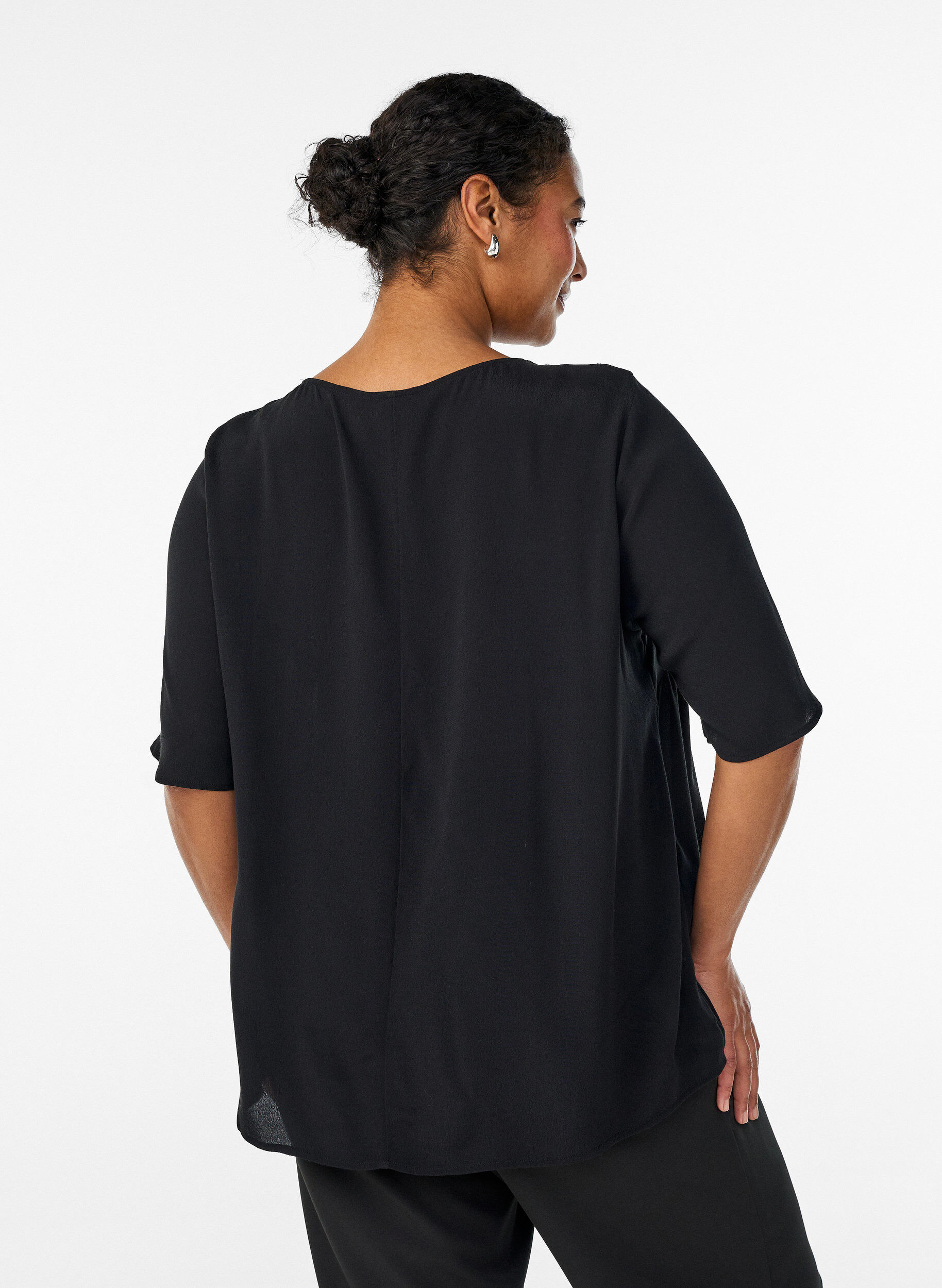 Zizzi Blouse &agrave; manches courtes en viscose imprim&eacute;e, Noir, Model image number 2