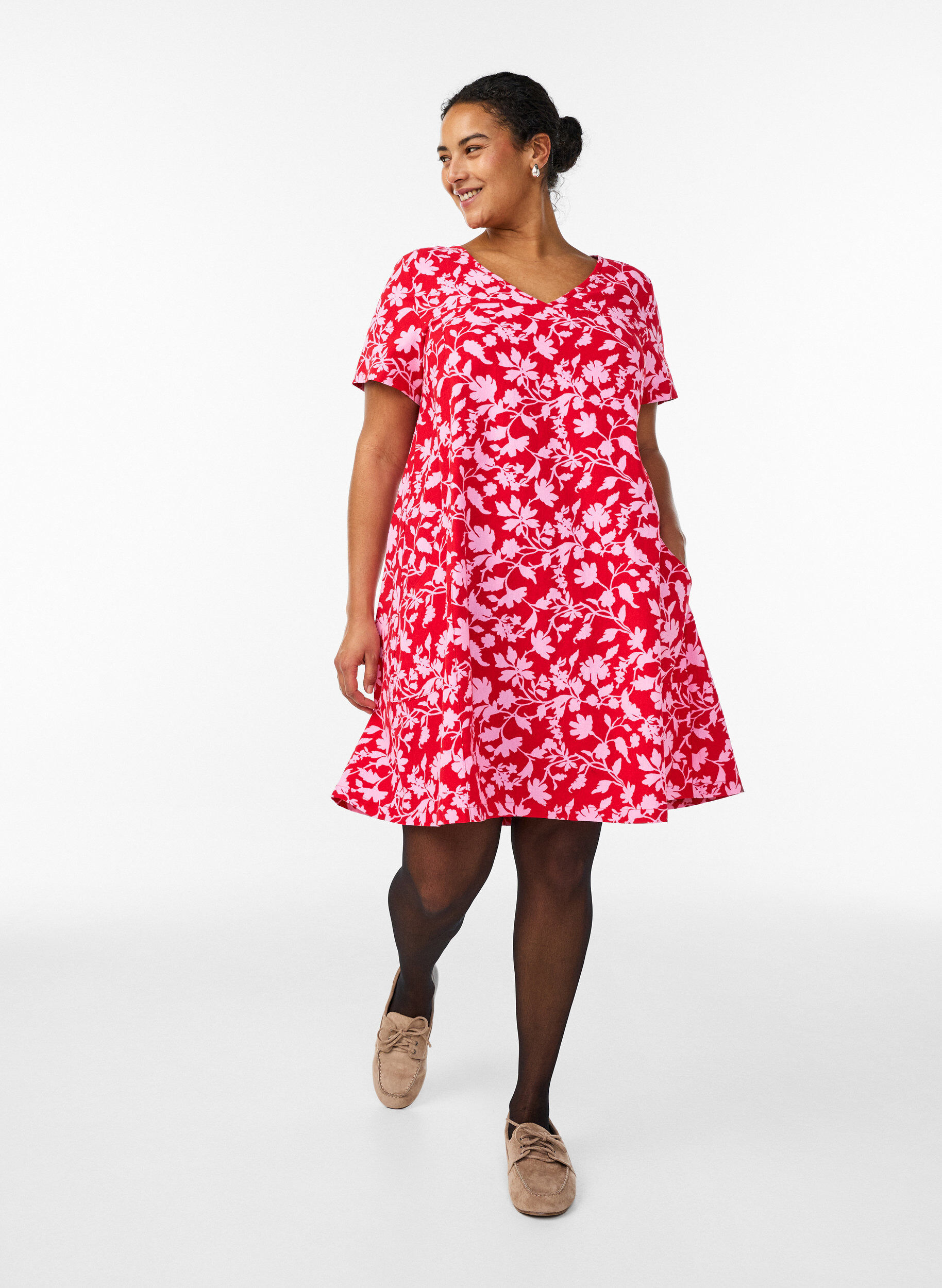 Zizzi Robe courte &eacute;vas&eacute;e &agrave; imprim&eacute; floral, Rouge, Model image number 1