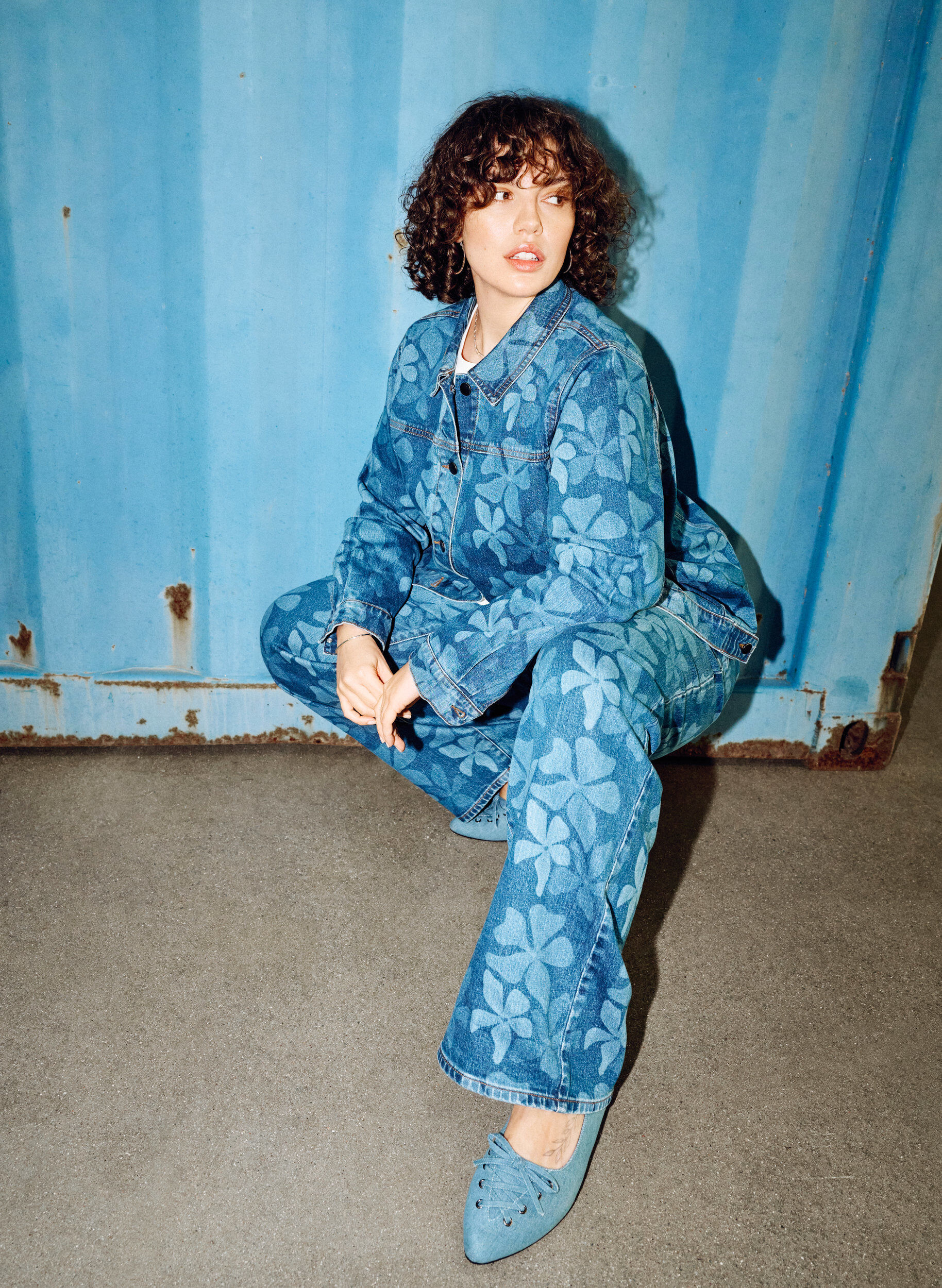 Zizzi Veste en jean avec imprim&eacute; floral, Bleu, Image image number 0