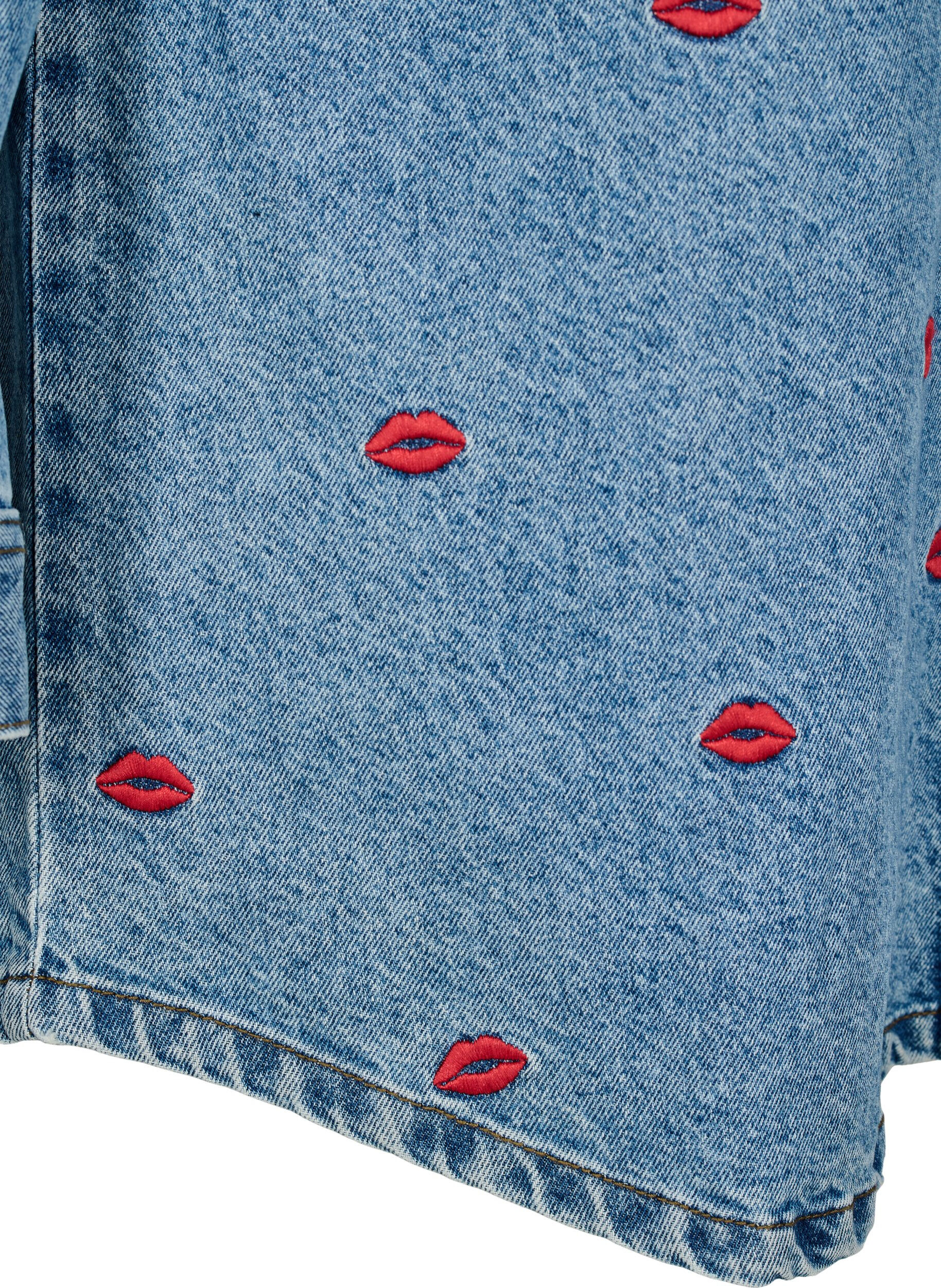Zizzi Chemise ample en jean et avec l&egrave;vres brod&eacute;es, Light Blue Kiss, Packshot image number 3
