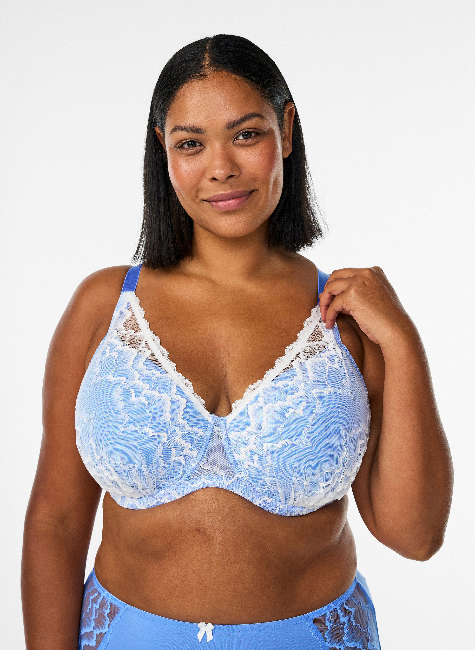 Soutien-gorge rembourr&eacute; avec dentelle et maille, Bleu, Model
