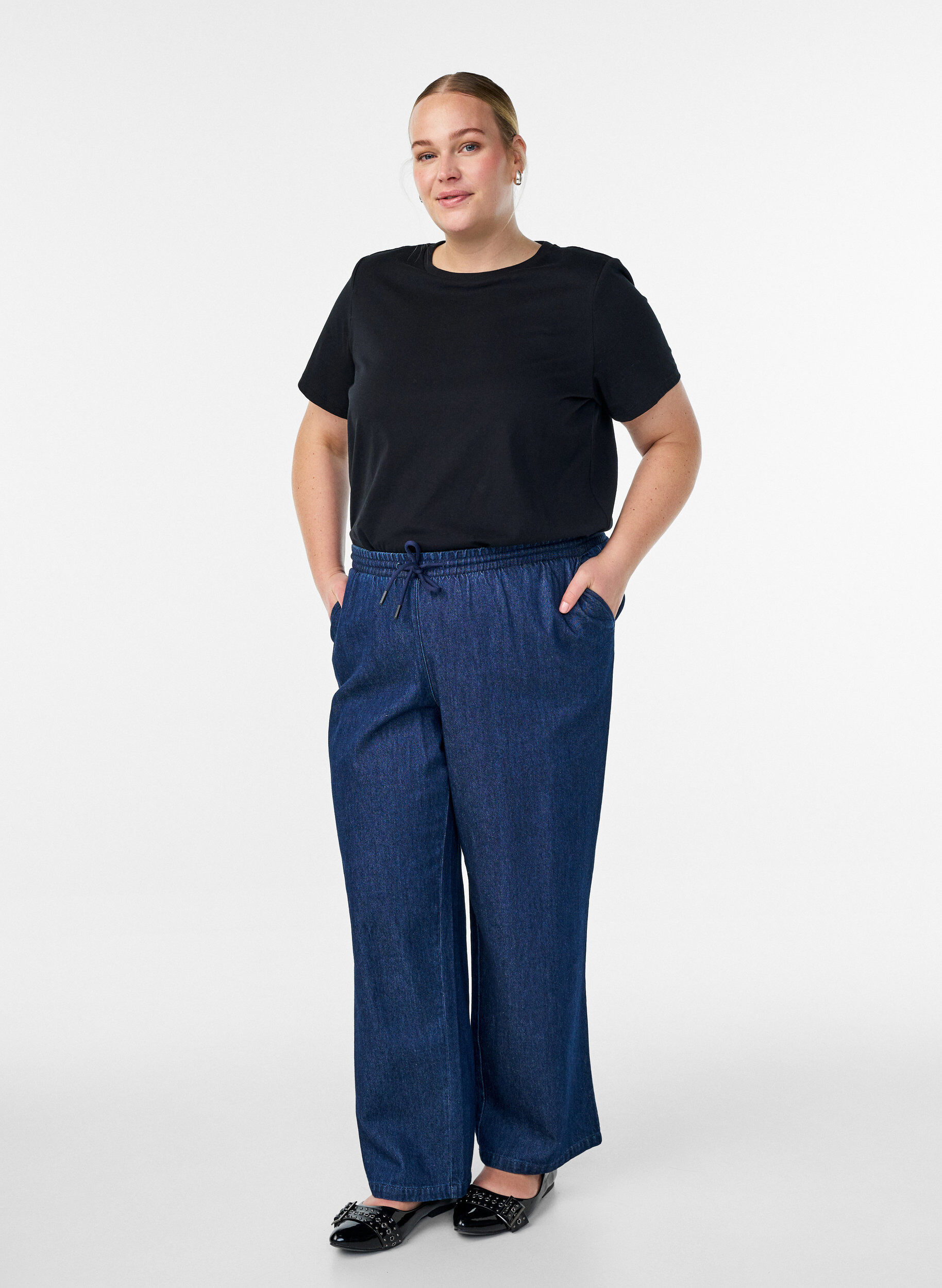 Zizzi T-shirt basic en coton avec &eacute;paulettes, Noir, Model image number 1