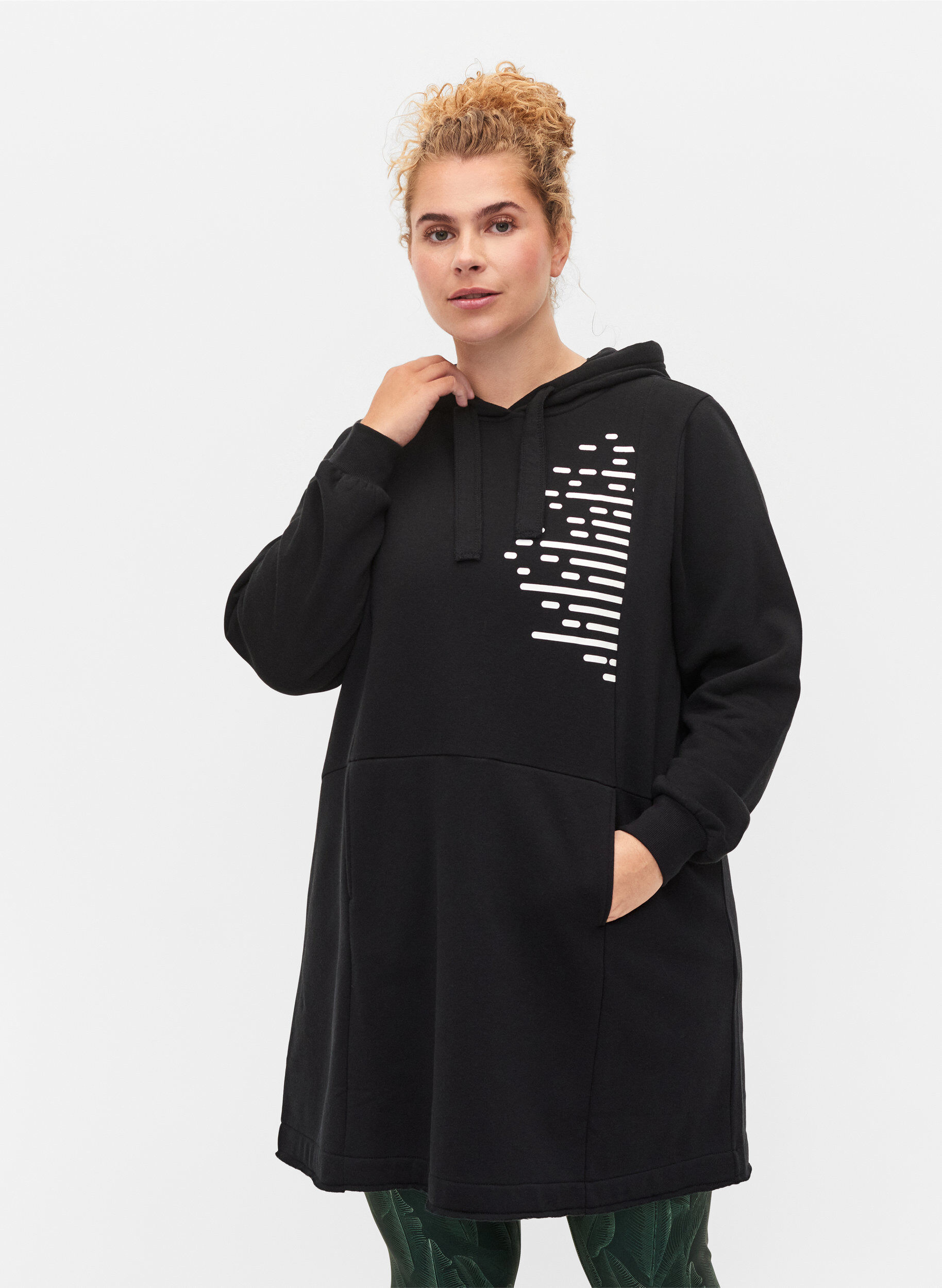 Zizzi Sweat-shirt long avec capuche et poches, Black, Model image number 0
