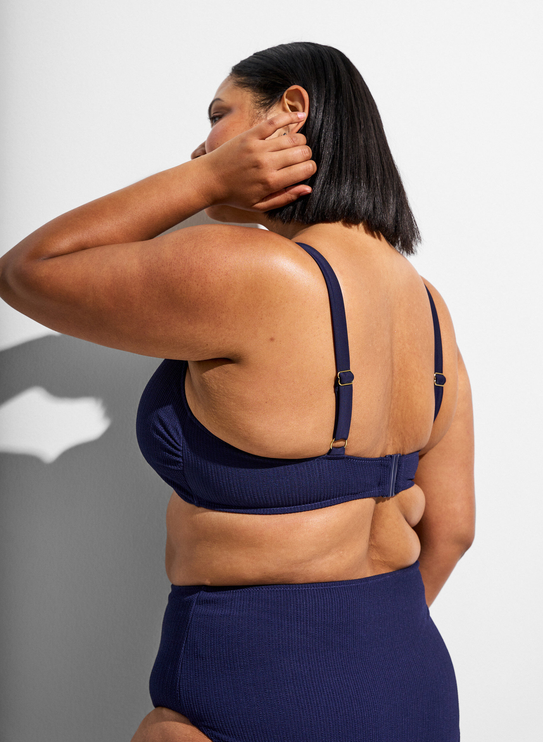 ZizziHaut de bikini textur&eacute; avec d&eacute;tail dor&eacute;, Bleu, Model image number 1