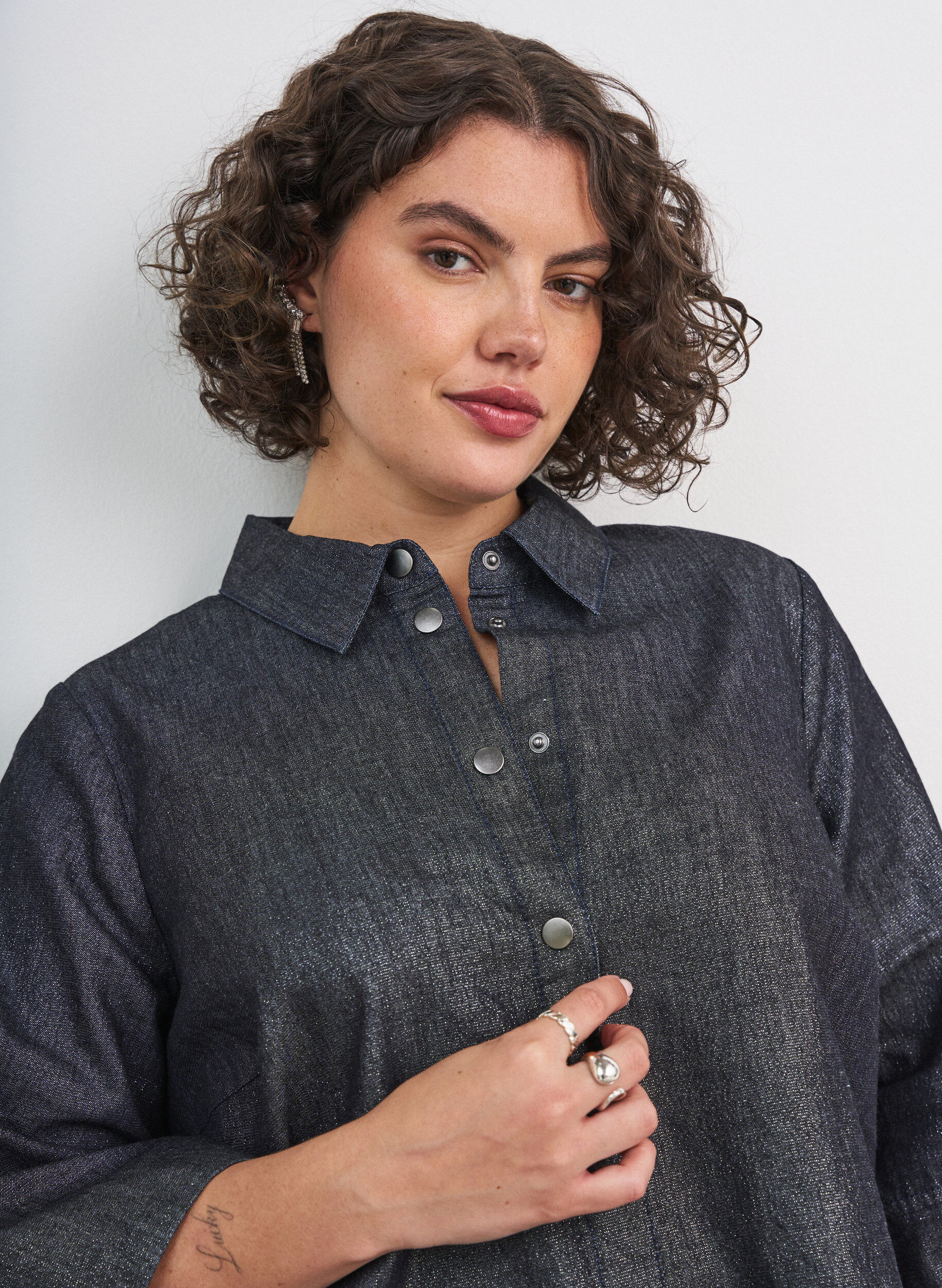 ZizziChemise en jean avec fil paillet&eacute; et manches 3/4, Gris anthracite, Model image number 3