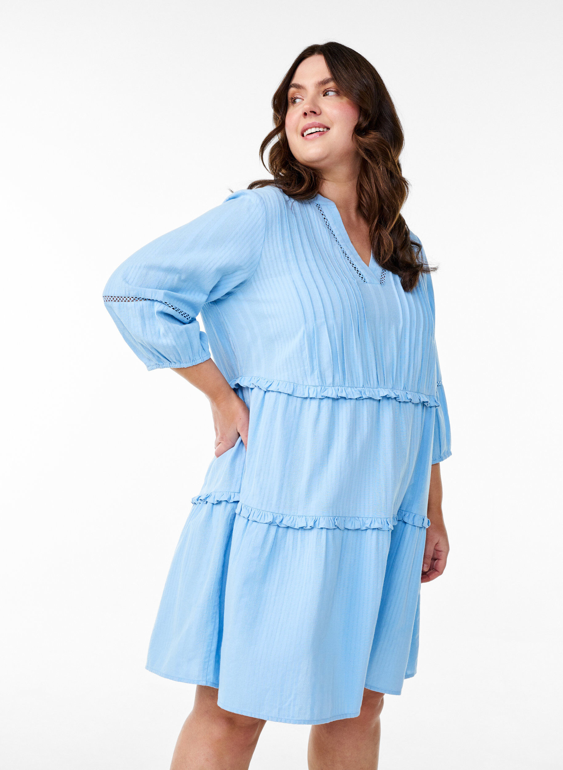 Zizzi Robe en coton &agrave; manches&nbsp;3/4 avec volants, Bleu Clair, Model image number 0