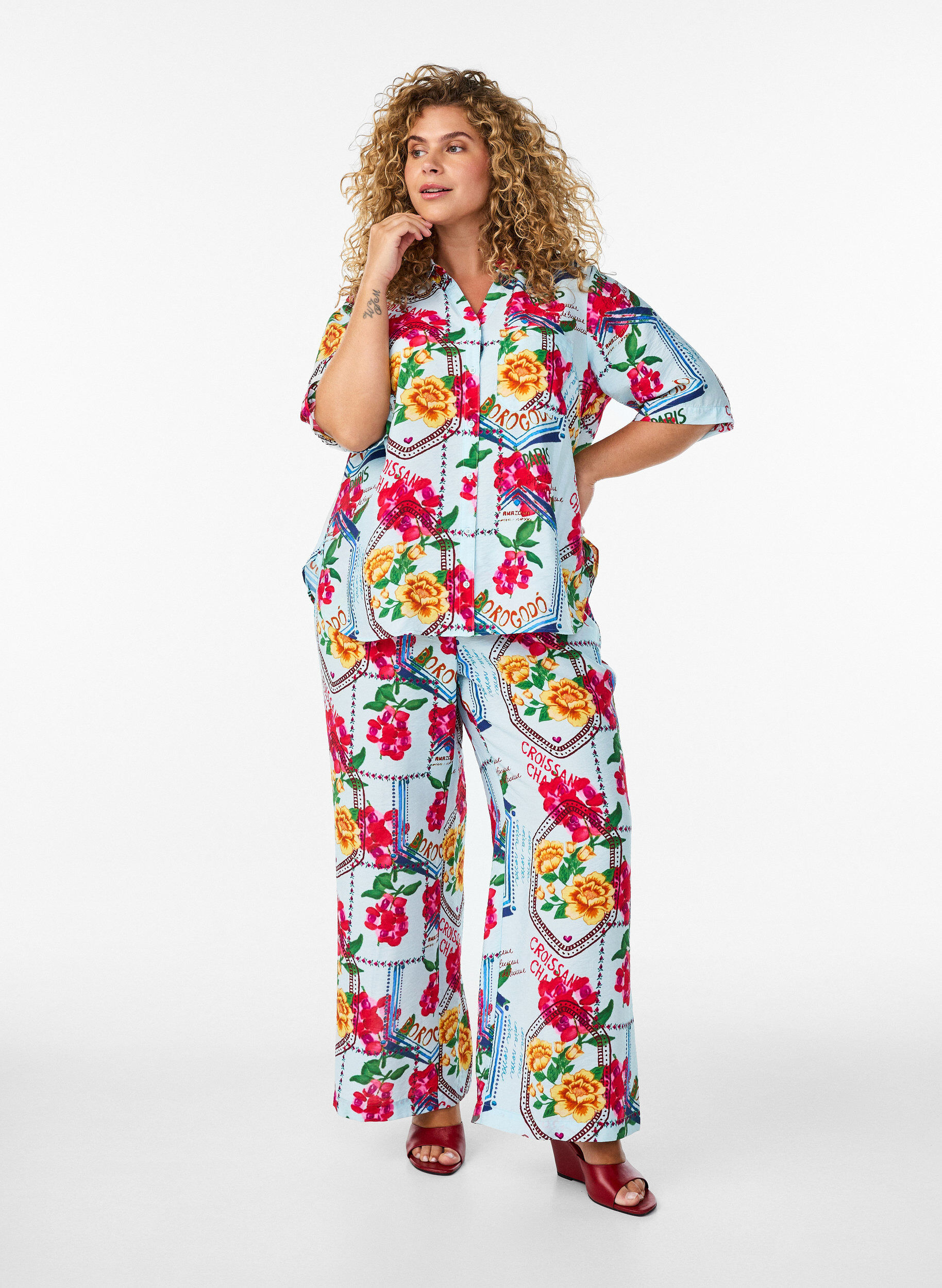 ZizziPantalon &agrave; coupe droite avec un imprim&eacute; color&eacute;, Bleu Clair, Model image number 0