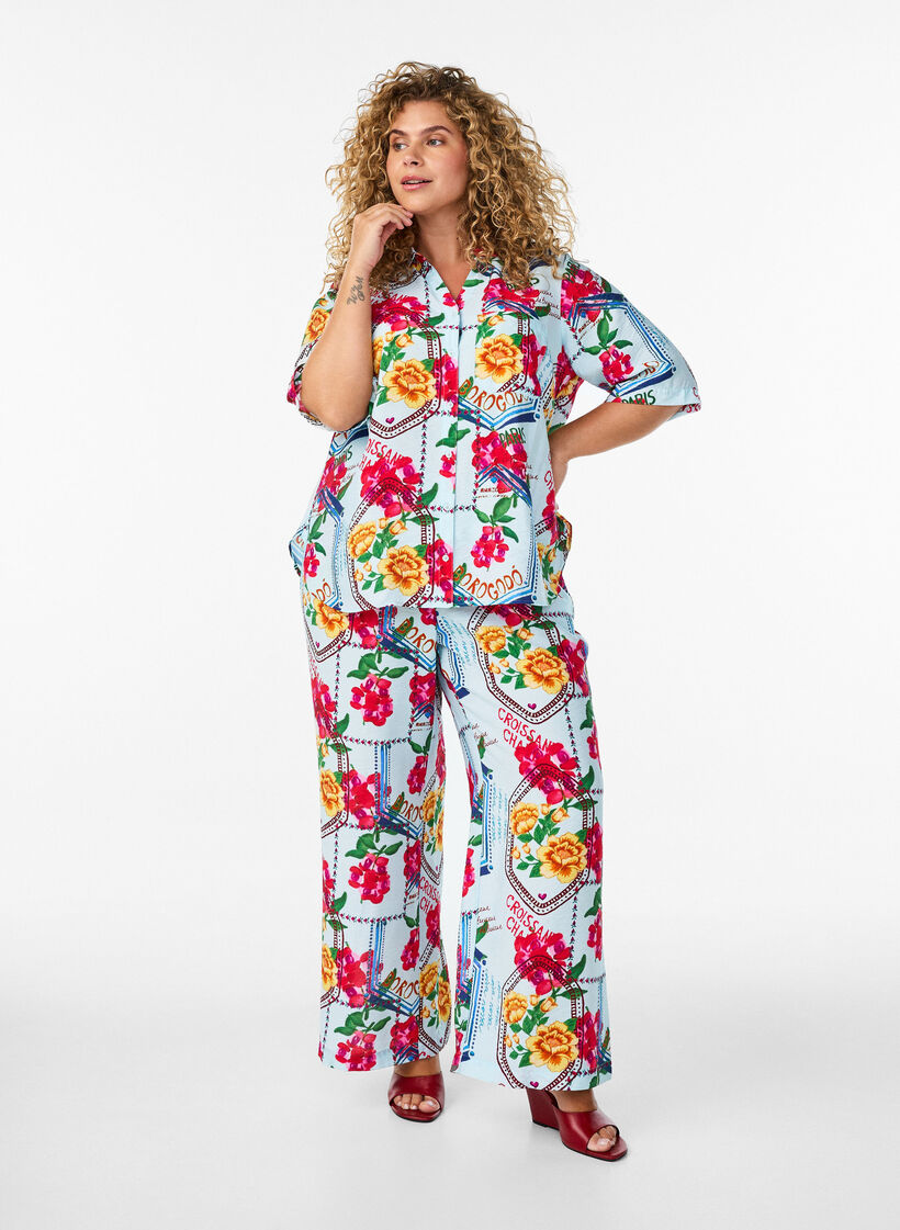 Pantalon &agrave; coupe droite avec un imprim&eacute; color&eacute;, Bleu Clair, Model image number 0