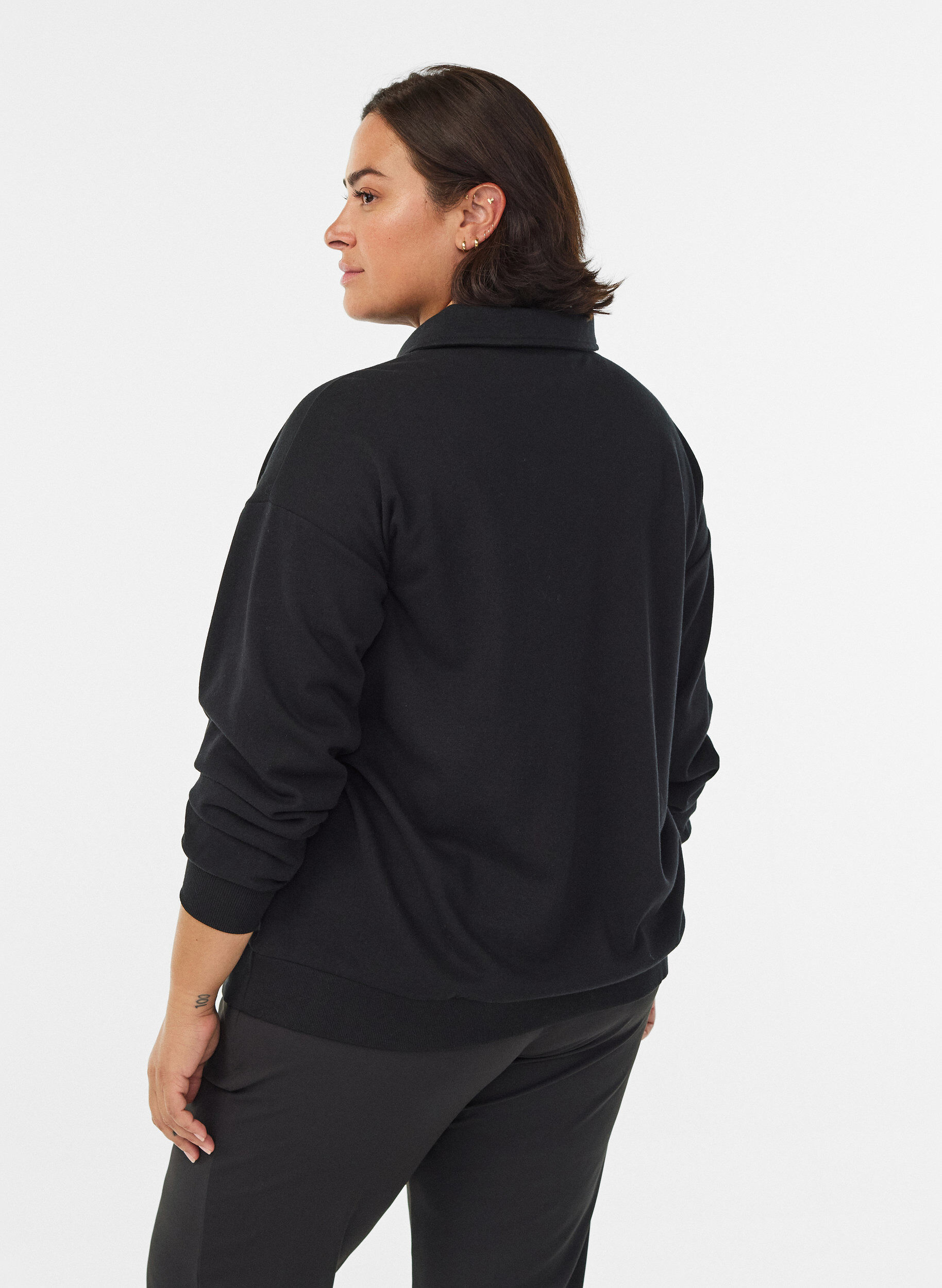Zizzi Sweat-shirt sport avec col, Noir, Model image number 2