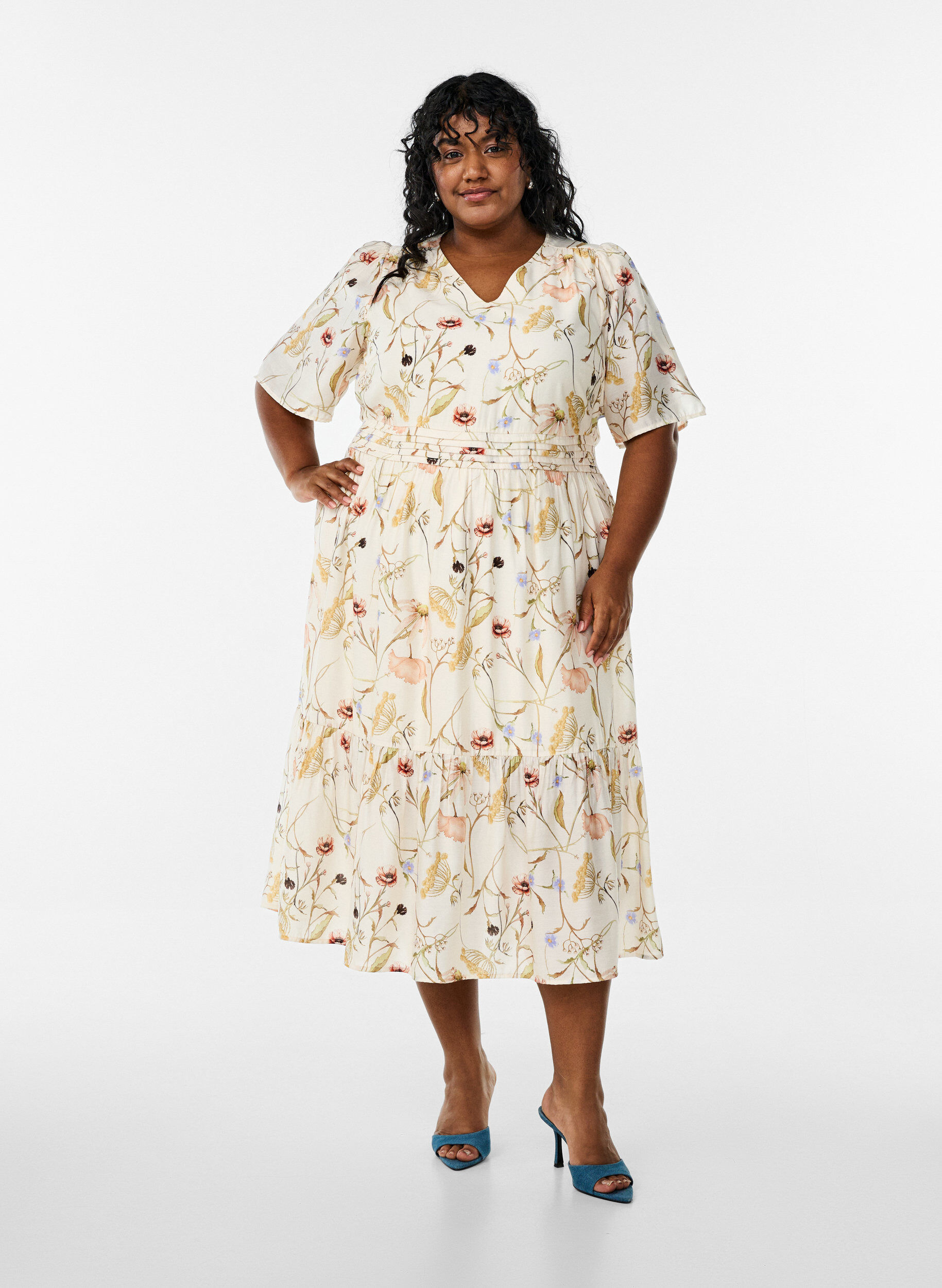 Robe mi-longue &agrave; fleurs avec une forme trap&egrave;ze, Beige, Model