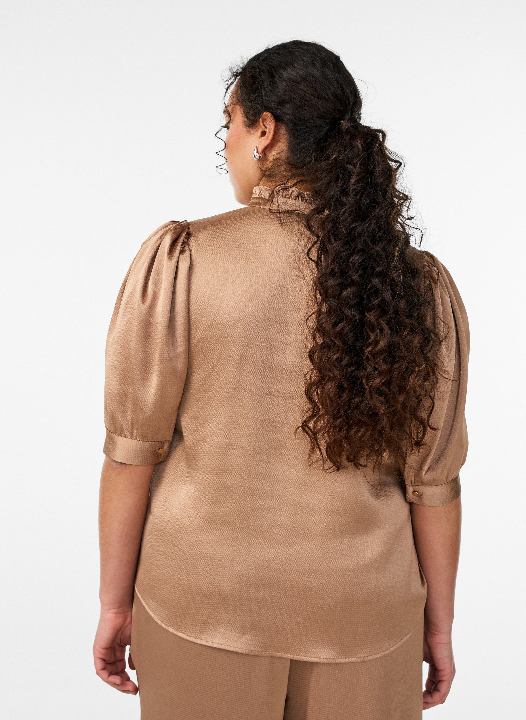 ZizziBlouse satin&eacute;e avec manches courtes et col &agrave; volants, Marron, Model image number 2